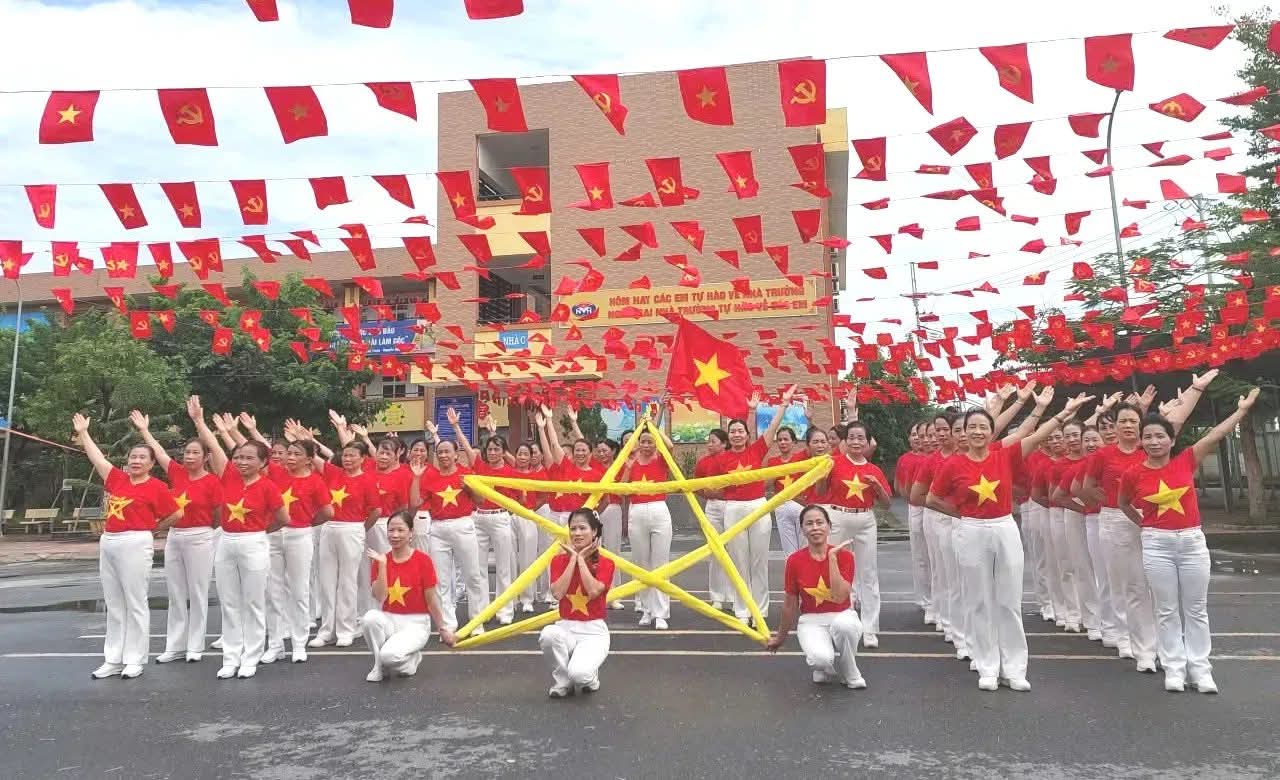 Những hình ảnh đẹp của Phụ nữ Thủ đô thời đại mới “Trung hậu-Sáng tạo-Đảm đang-Thanh lịch” - ảnh 2