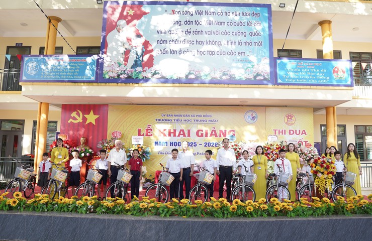 Xã Phù Đổng, TP Hà Nội: Hơn 20.000 học sinh tham dự Lễ khai giảng năm học mới 2025-2026 - ảnh 6