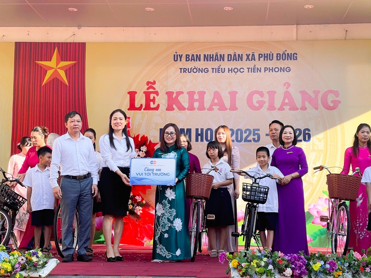 Xã Phù Đổng, TP Hà Nội: Hơn 20.000 học sinh tham dự Lễ khai giảng năm học mới 2025-2026 - ảnh 7