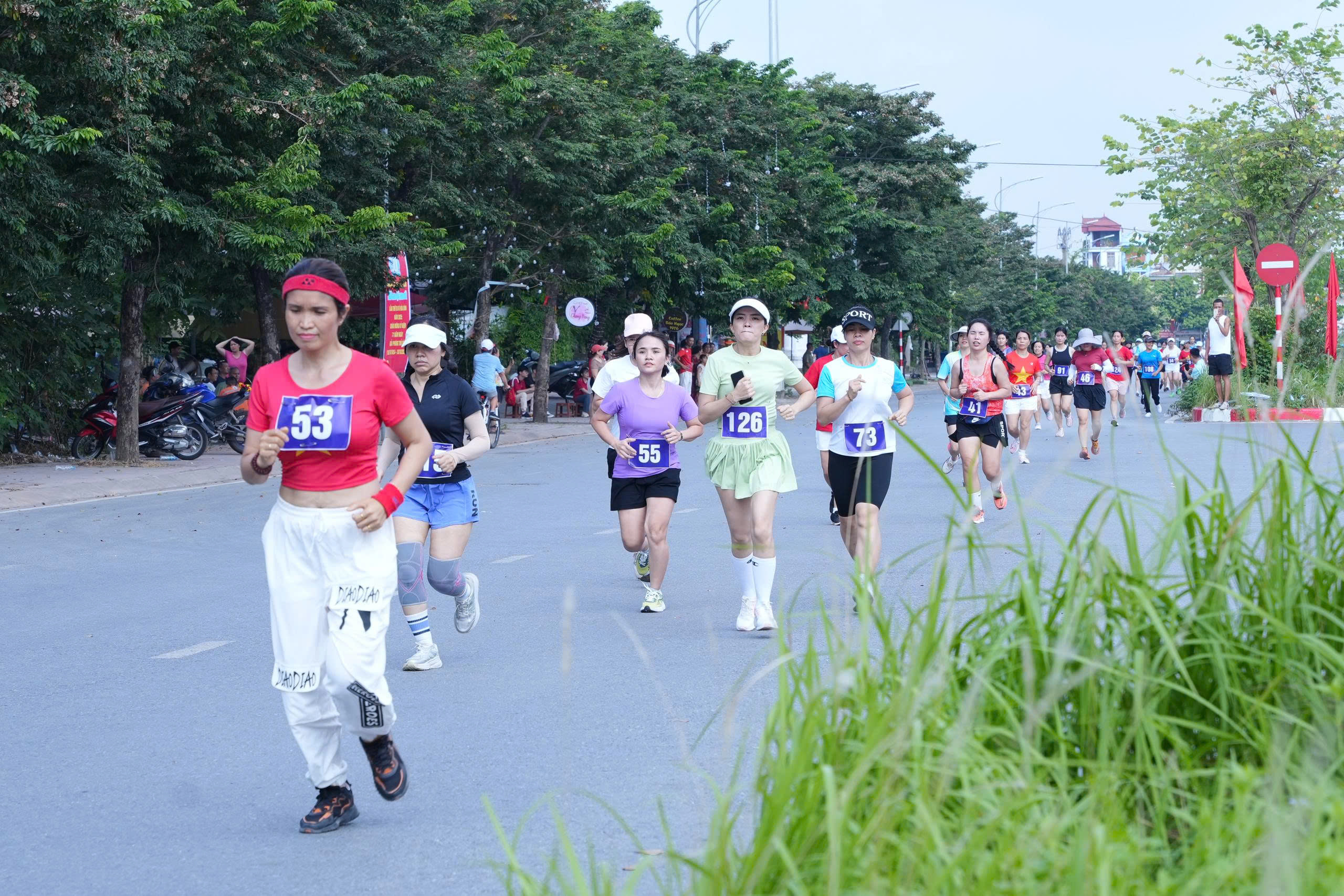 Xã Phù Đổng: Hơn 300 vận động viên tham gia chung kết Giải chạy Báo Hànộimới mở rộng lần thứ 50 - ảnh 6
