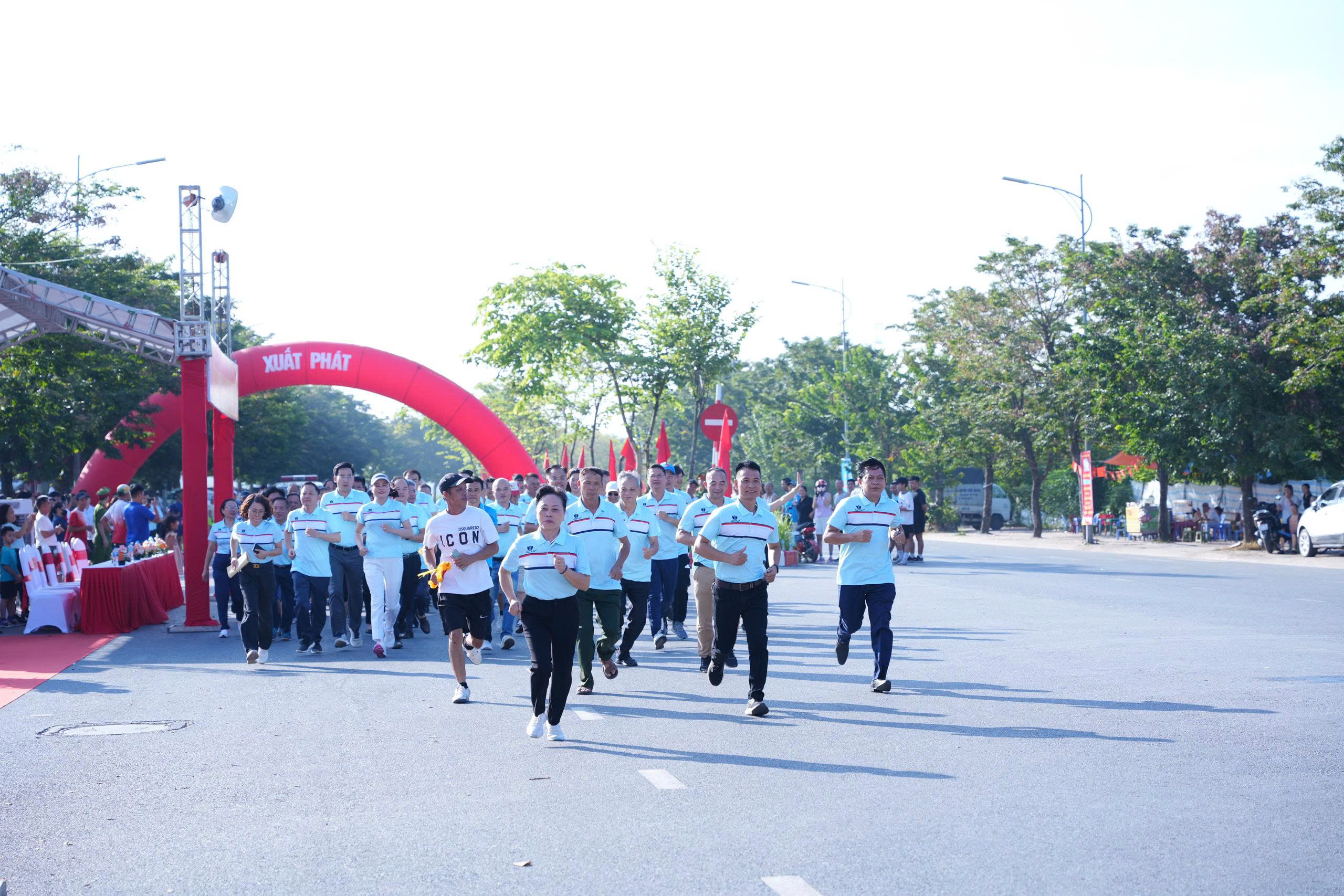 Xã Phù Đổng: Hơn 300 vận động viên tham gia chung kết Giải chạy Báo Hànộimới mở rộng lần thứ 50 - ảnh 3