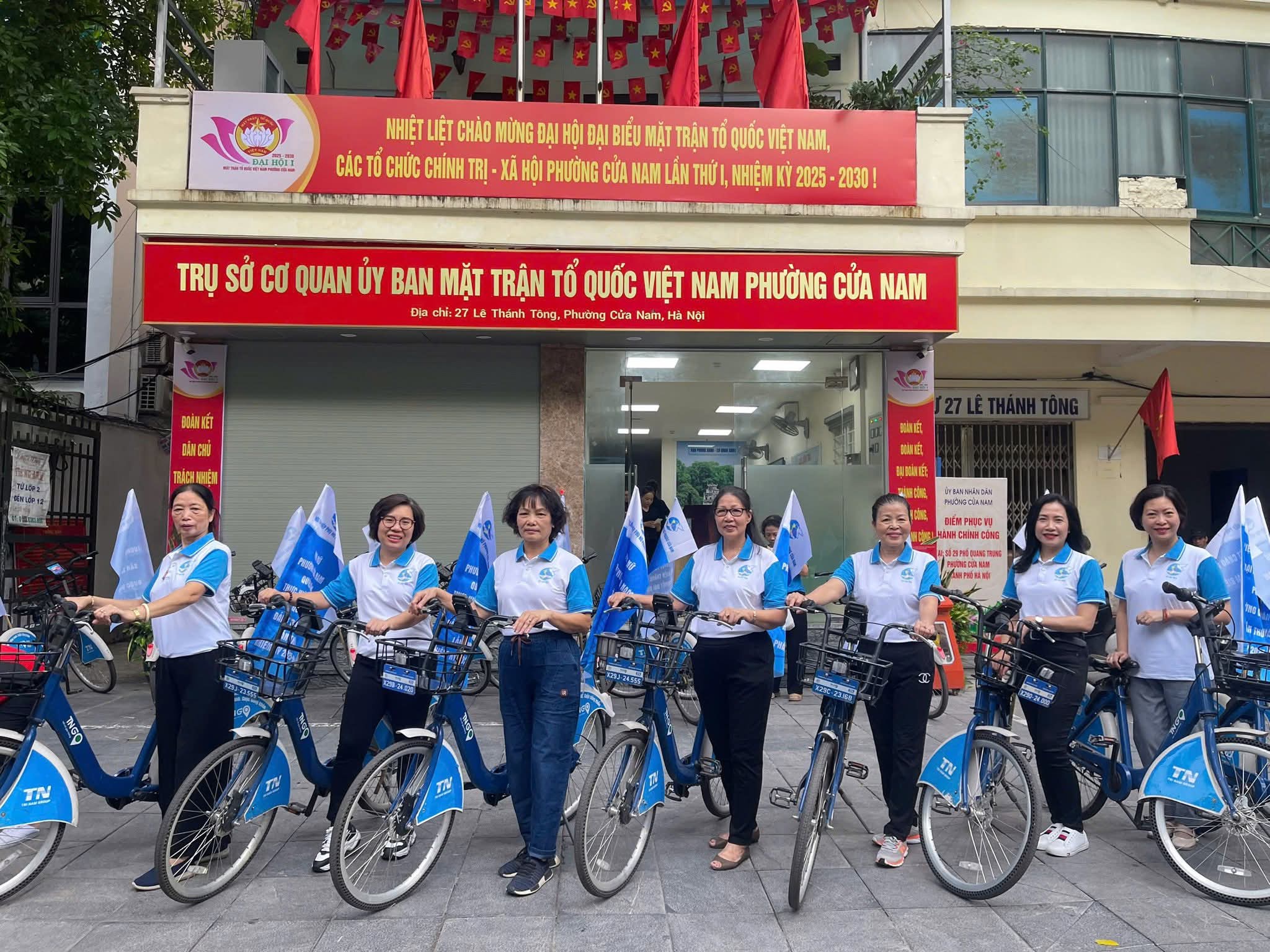 Phụ nữ phường Cửa Nam đạp xe diễu hành tuyên truyền chào mừng Đại hội - ảnh 1
