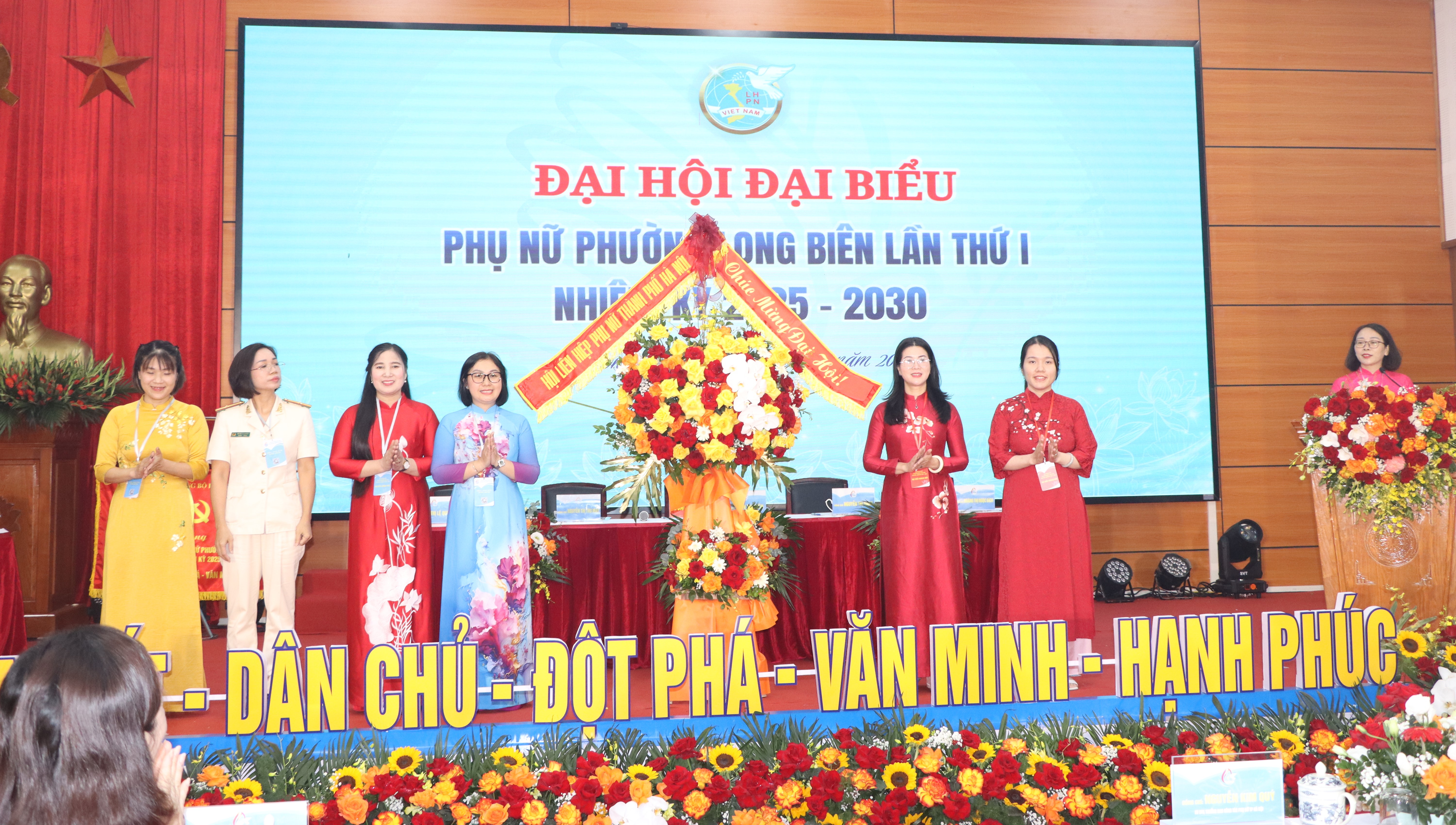 Phụ nữ Long Biên đẩy mạnh chuyển đổi số, ứng dụng công nghệ thông tin trong hoạt động Hội - ảnh 1