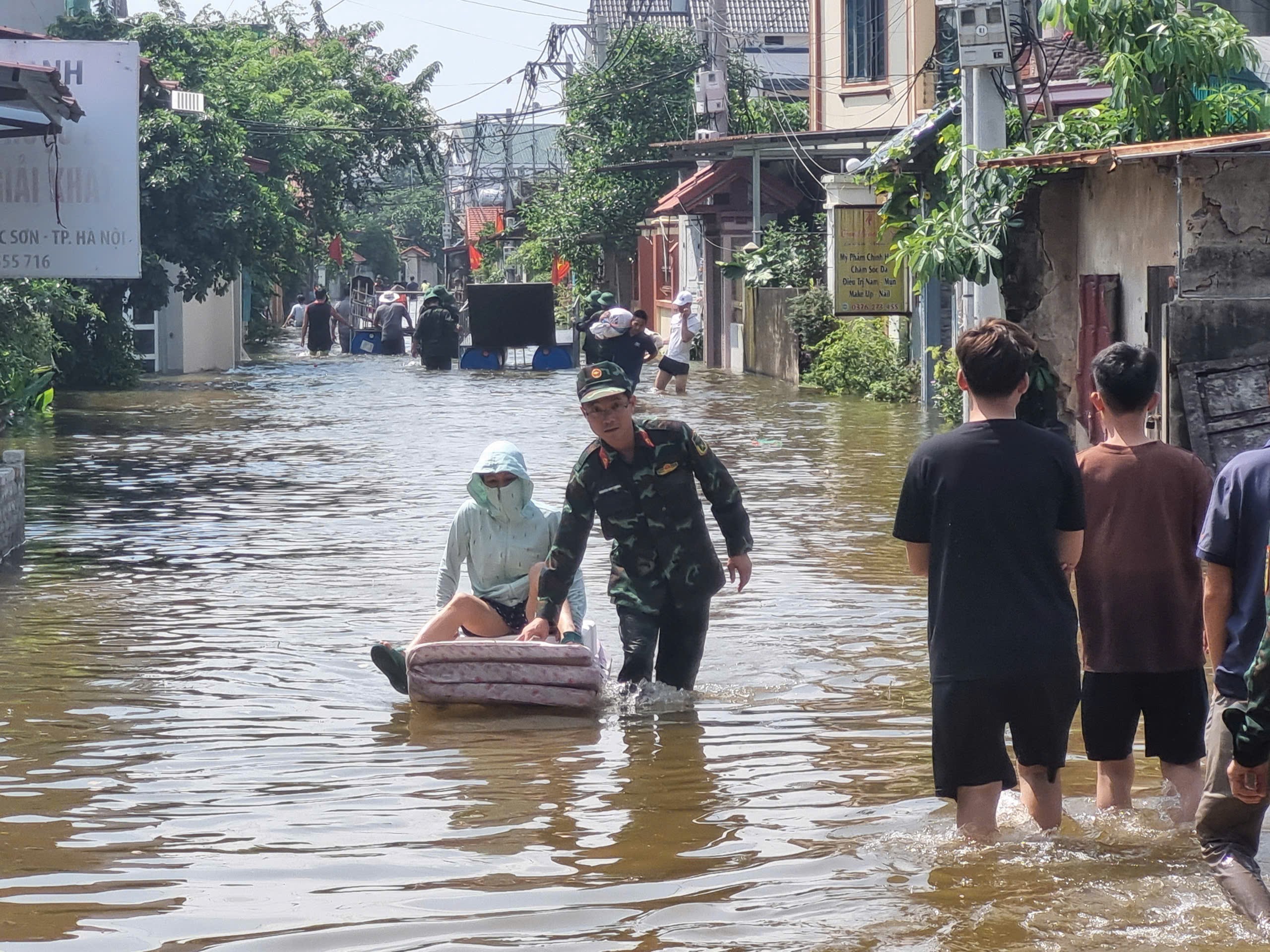 Phụ nữ xã Sóc Sơn chung tay hỗ trợ người dân bị ảnh hưởng sau bão số 10 và 11 - ảnh 4