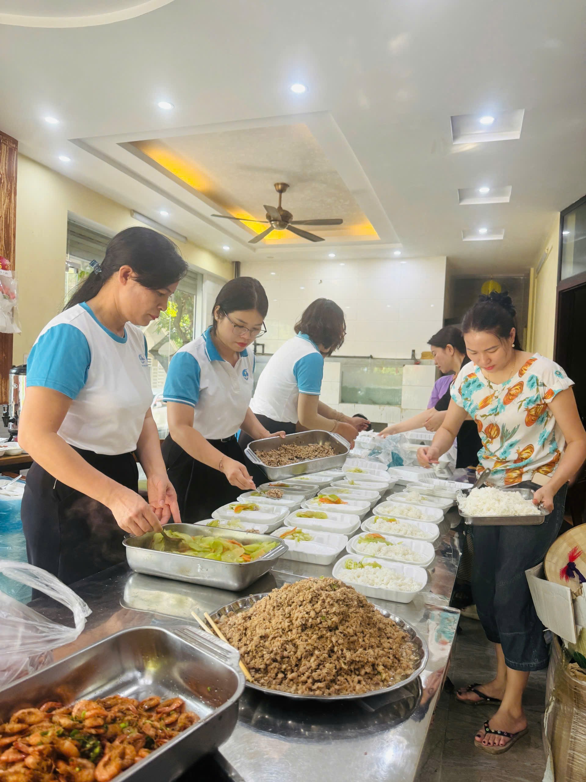 Phụ nữ xã Sóc Sơn chung tay hỗ trợ người dân bị ảnh hưởng sau bão số 10 và 11 - ảnh 7