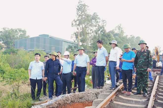 Chủ tịch UBND thành phố Hà Nội kiểm tra công tác phòng, chống lũ tại xã Trung Giã và Đa Phúc - ảnh 4
