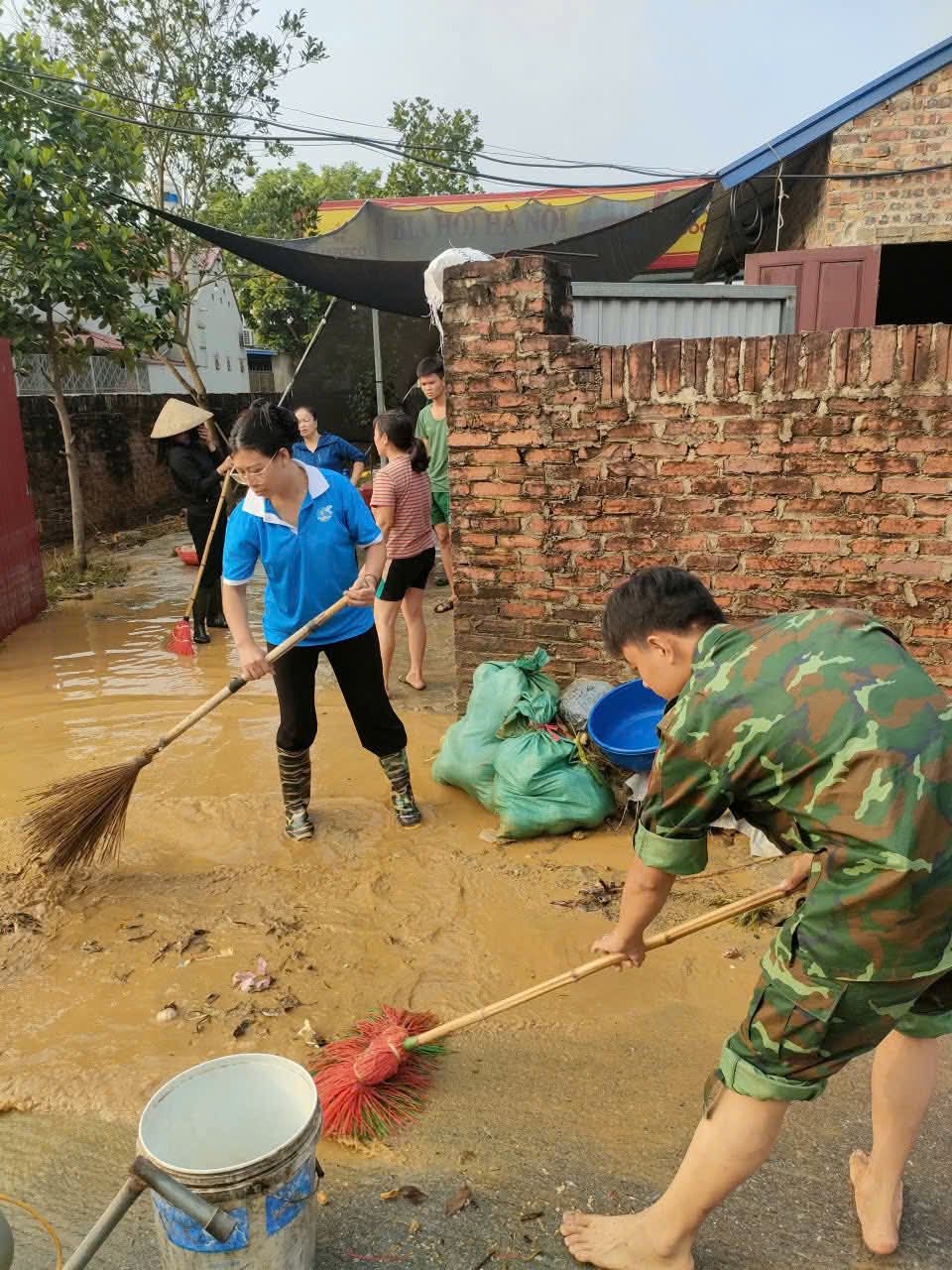 Hội LHPN xã Trung Giã hỗ trợ các hộ dân khắc phục ảnh hưởng bão lũ - ảnh 4