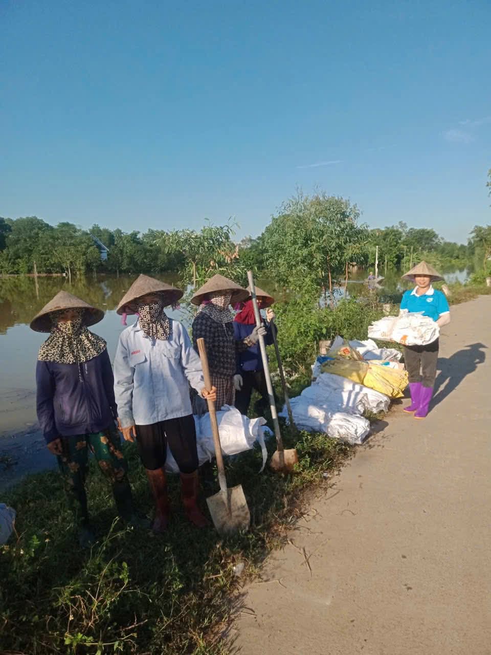Hội LHPN xã Trung Giã hỗ trợ các hộ dân khắc phục ảnh hưởng bão lũ - ảnh 6