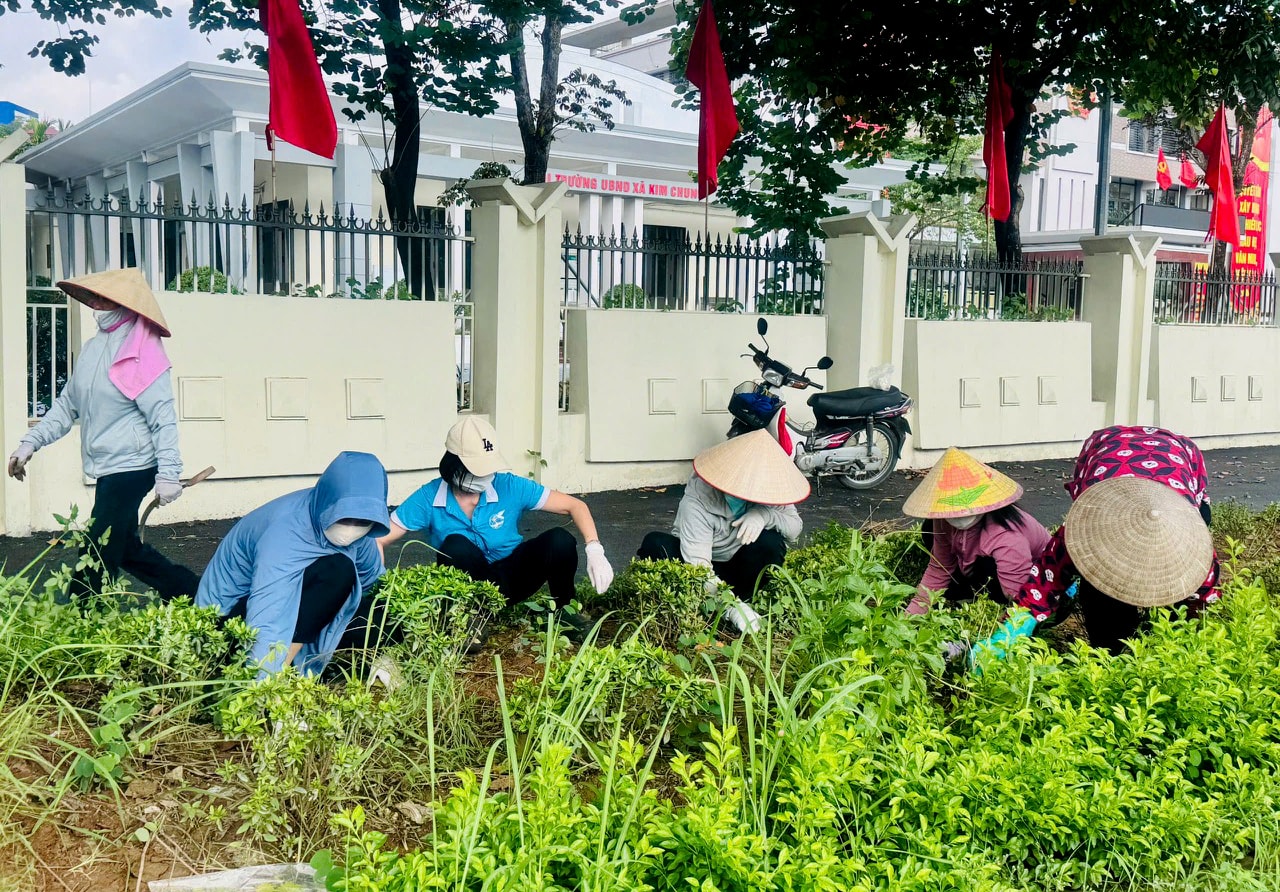Hội LHPN Hà Nội vinh dự nhận khen thưởng 15 năm thực hiện cuộc vận động “Xây dựng gia đình 5 không, 3 sạch“ - ảnh 2