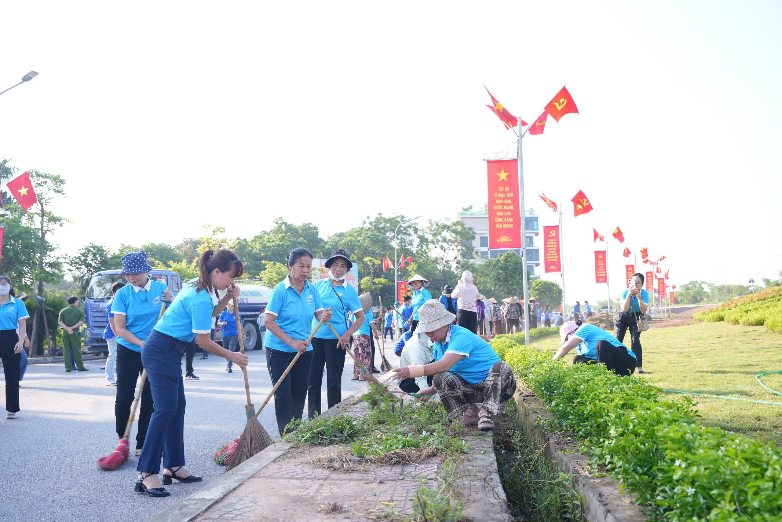 Hội LHPN Hà Nội vinh dự nhận khen thưởng 15 năm thực hiện cuộc vận động “Xây dựng gia đình 5 không, 3 sạch“ - ảnh 4