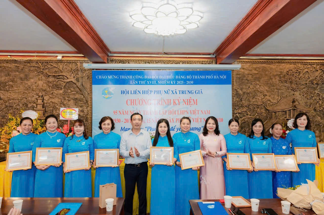 Hội LHPN xã Trung Giã khen thưởng 10 tập thể có thành tích xuất sắc trong đợt thi đua chào mừng Đại hội Đảng - ảnh 3