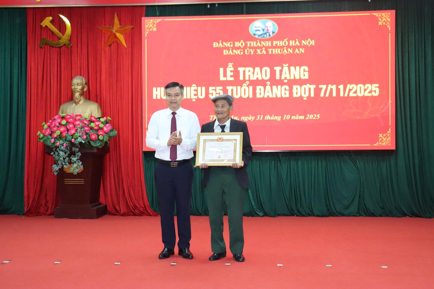 Xã Thuận An: Trao tặng Huy hiệu Đảng cho các đảng viên - ảnh 5