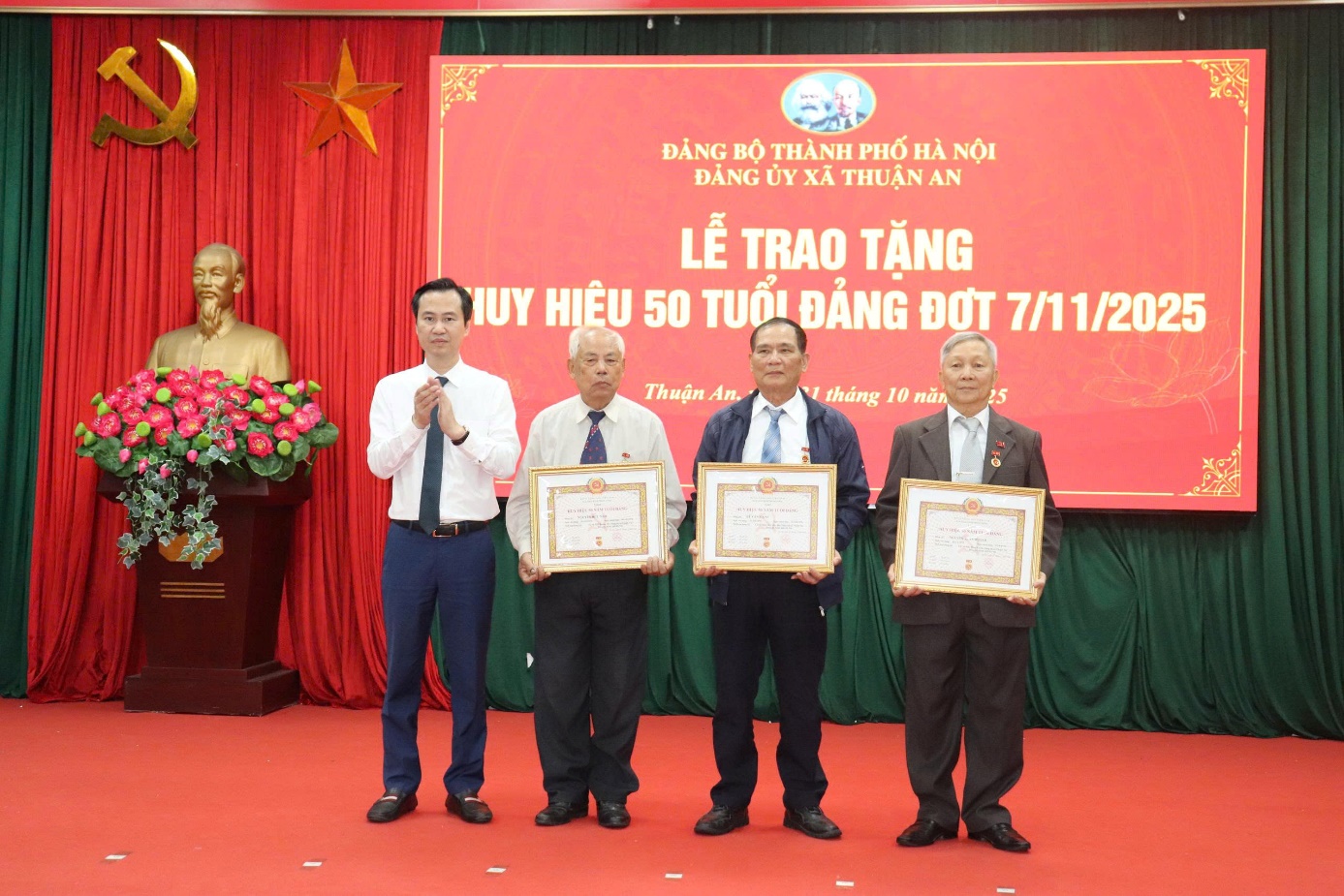 Xã Thuận An: Trao tặng Huy hiệu Đảng cho các đảng viên - ảnh 4