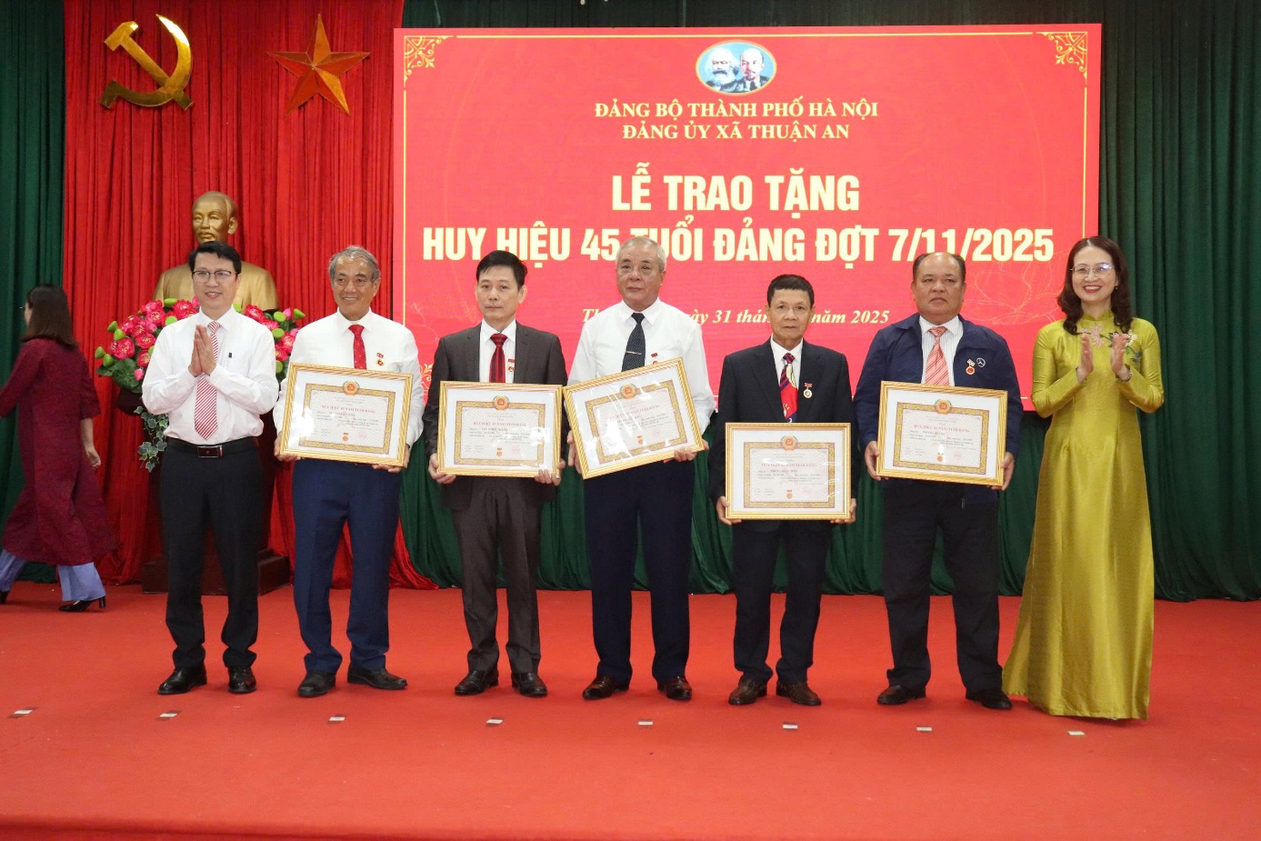 Xã Thuận An: Trao tặng Huy hiệu Đảng cho các đảng viên - ảnh 3