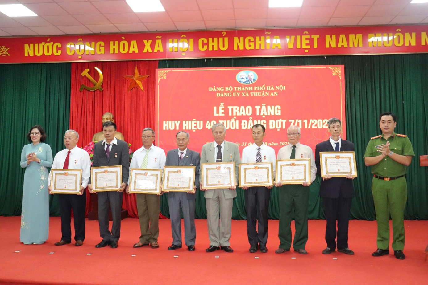 Xã Thuận An: Trao tặng Huy hiệu Đảng cho các đảng viên - ảnh 2