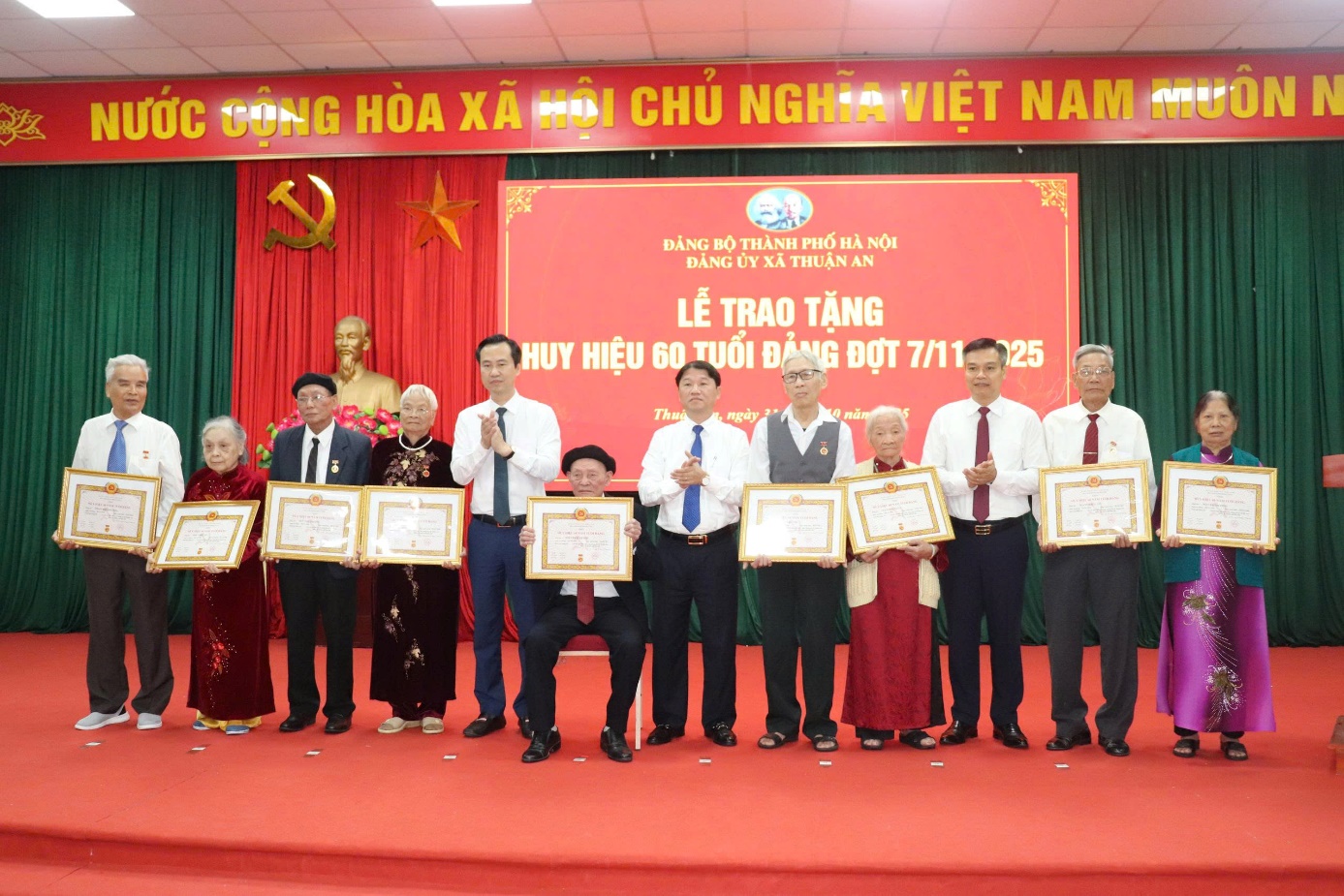 Xã Thuận An: Trao tặng Huy hiệu Đảng cho các đảng viên - ảnh 1