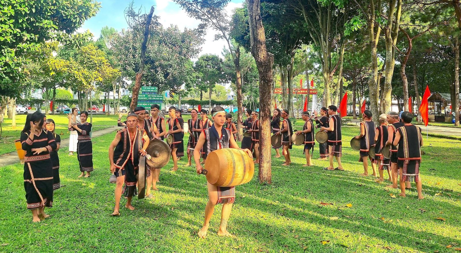 Văn hóa, con người trong tầm nhìn Đại hội XIV của Đảng: Từ nhận thức đến hành động - ảnh 1