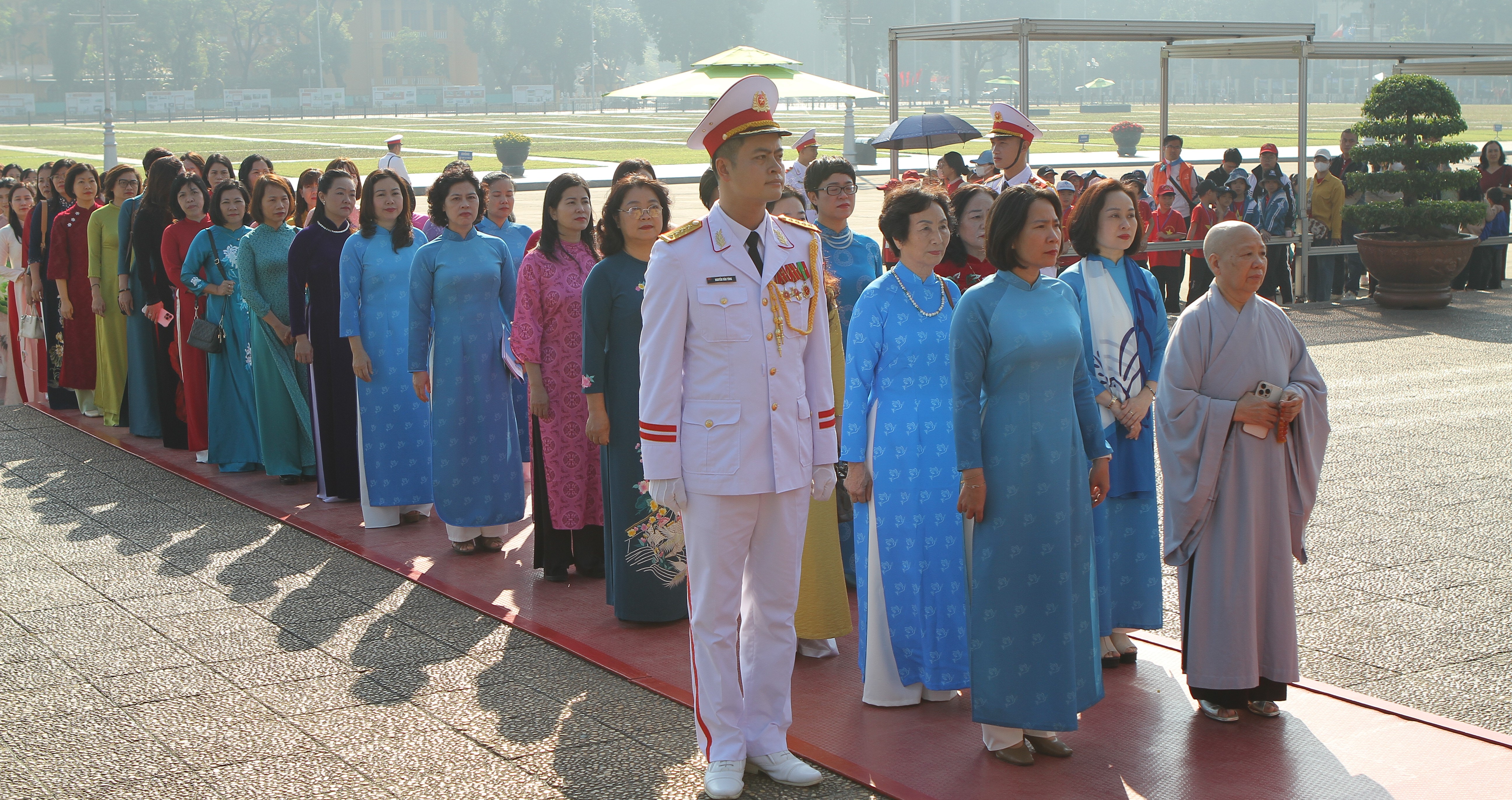 Đoàn đại biểu Hội LHPN Hà Nội viếng Lăng Chủ tịch Hồ Chí Minh và dâng hương tưởng niệm các Anh hùng liệt sỹ - ảnh 3