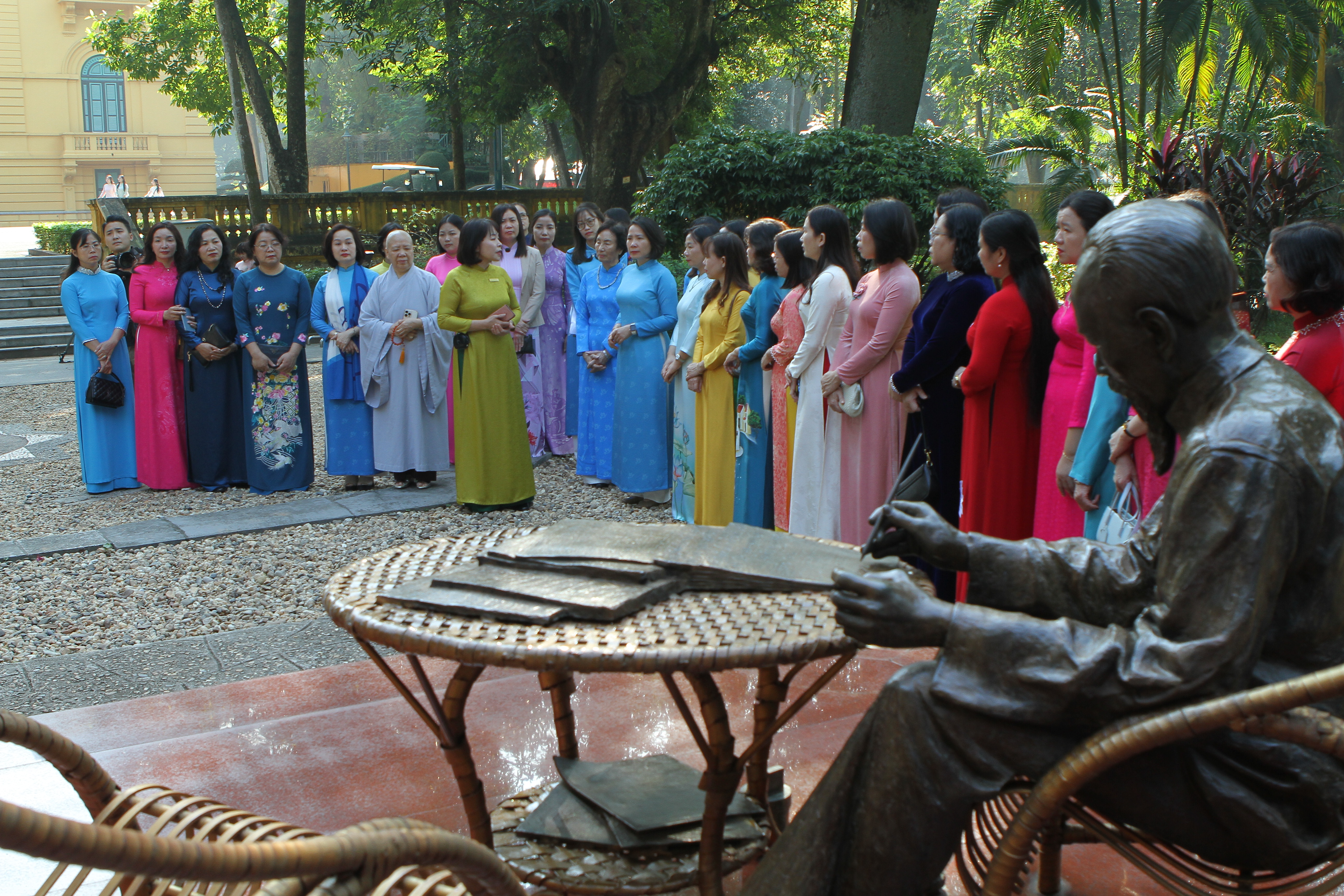 Đoàn đại biểu Hội LHPN Hà Nội viếng Lăng Chủ tịch Hồ Chí Minh và dâng hương tưởng niệm các Anh hùng liệt sỹ - ảnh 6