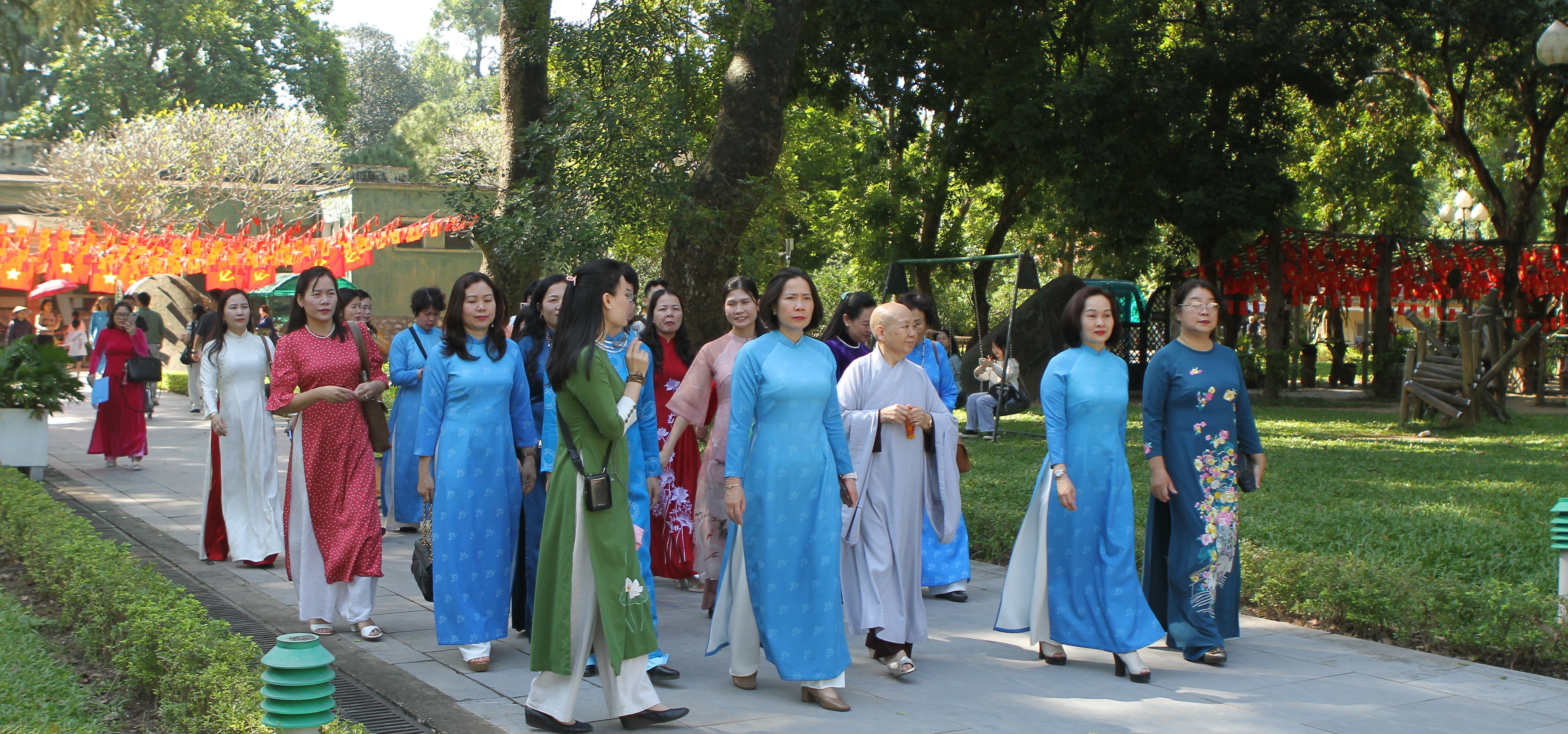 Đoàn đại biểu Hội LHPN Hà Nội viếng Lăng Chủ tịch Hồ Chí Minh và dâng hương tưởng niệm các Anh hùng liệt sỹ - ảnh 10