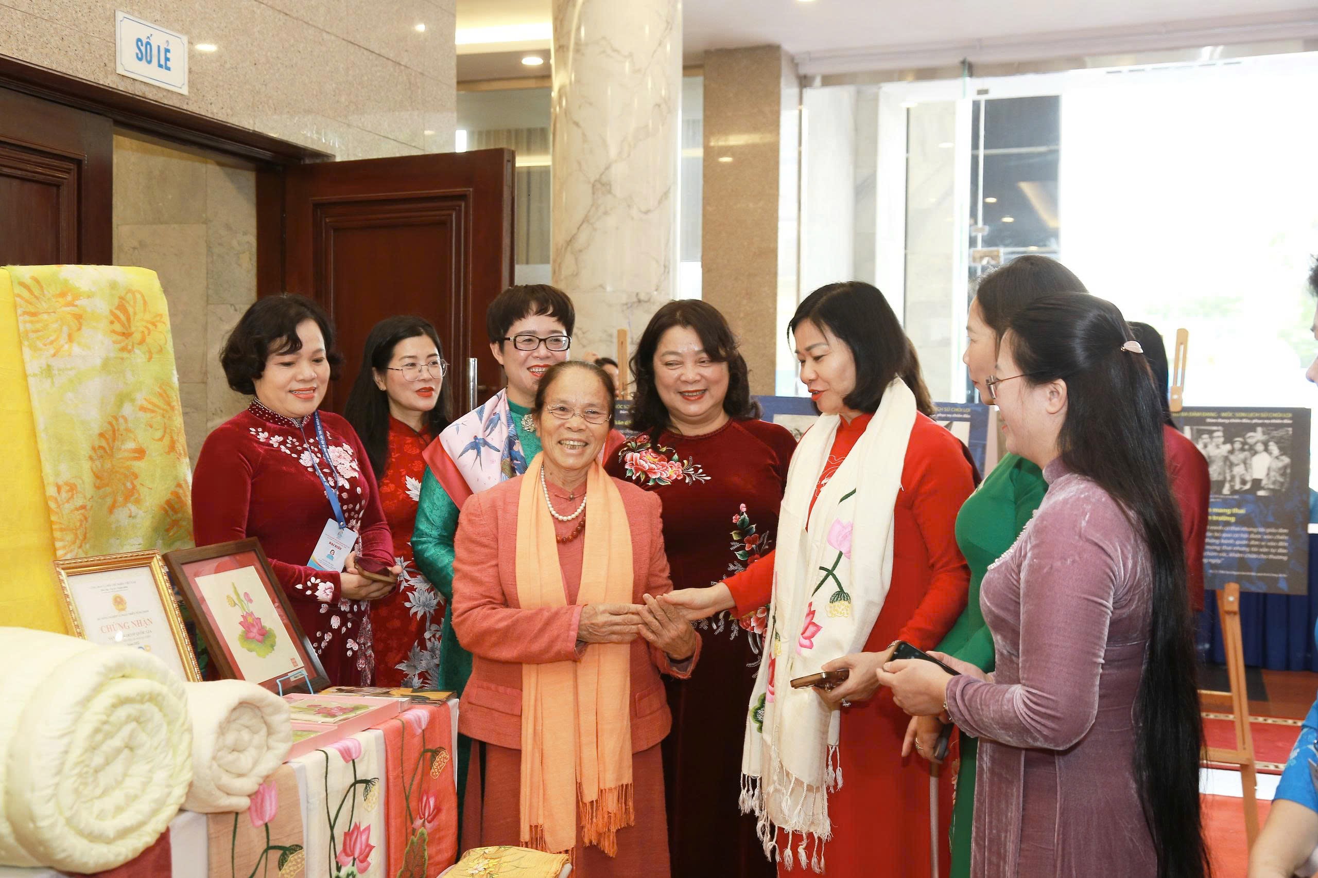 Phụ nữ thành phố Hà Nội phải đi đầu, trở thành điểm sáng, dẫn dắt phụ nữ cả nước về chuyển đổi số - ảnh 6