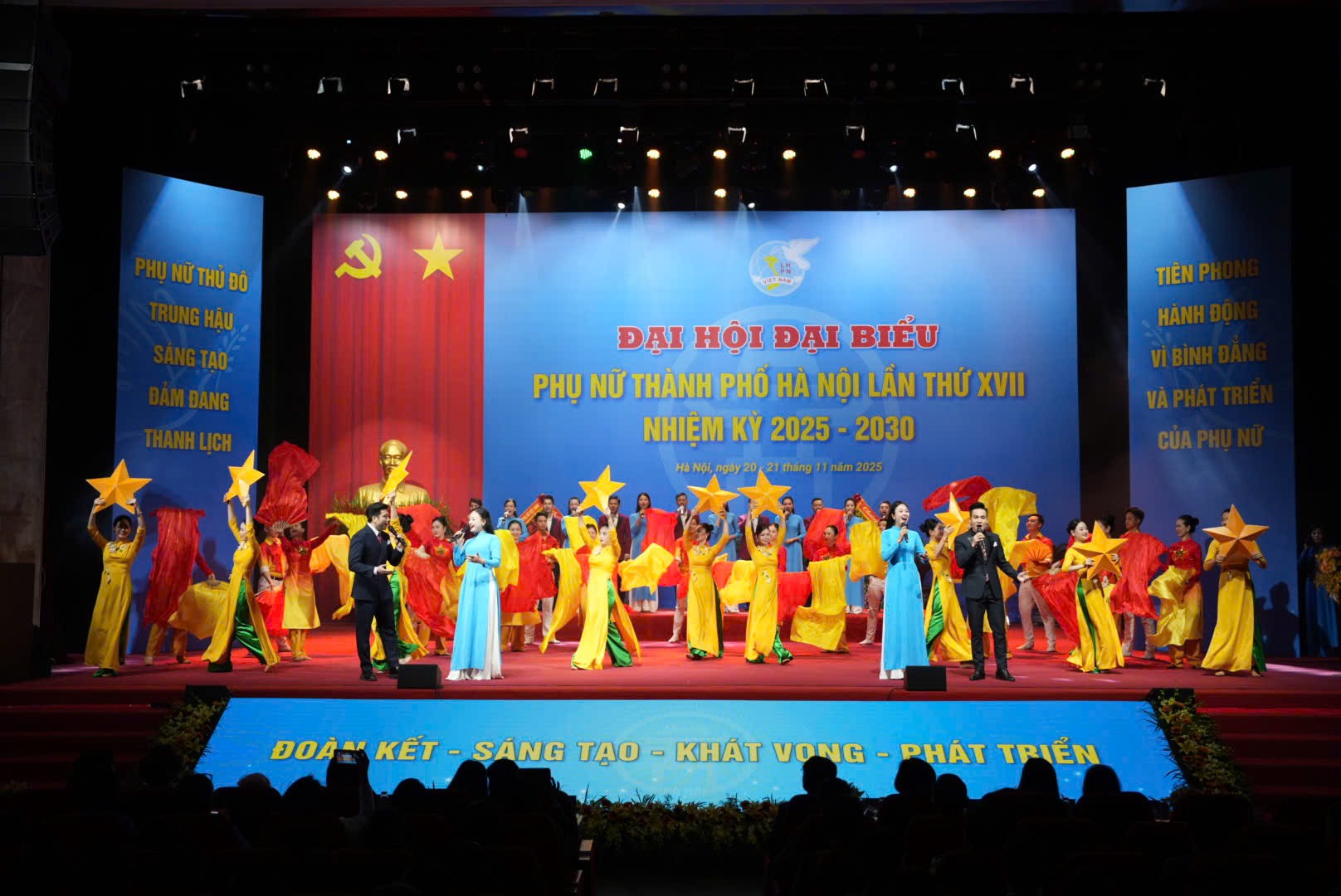 Phụ nữ thành phố Hà Nội phải đi đầu, trở thành điểm sáng, dẫn dắt phụ nữ cả nước về chuyển đổi số - ảnh 5