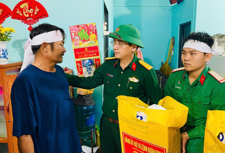 Quân khu 5 thăm, động viên gia đình chiến sĩ có 2 người thân tử vong do sạt lở - ảnh 1