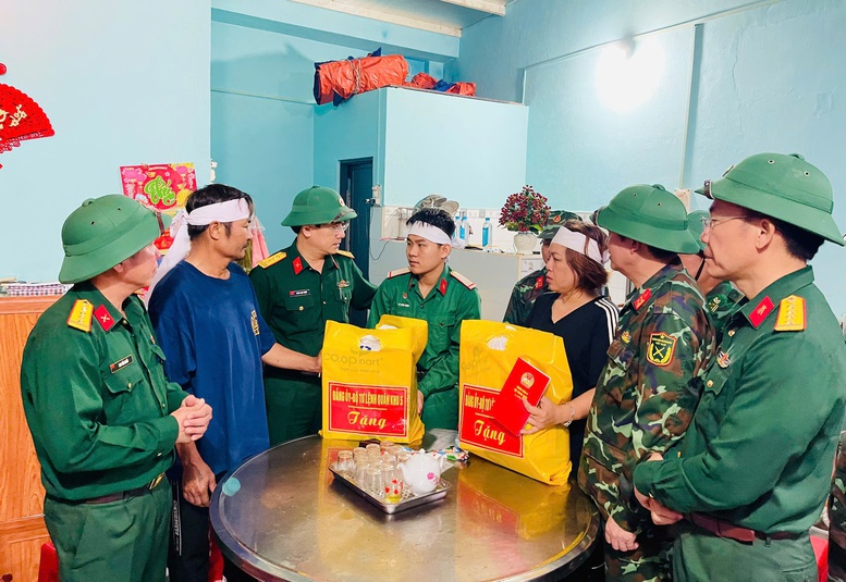 Quân khu 5 thăm, động viên gia đình chiến sĩ có 2 người thân tử vong do sạt lở - ảnh 2