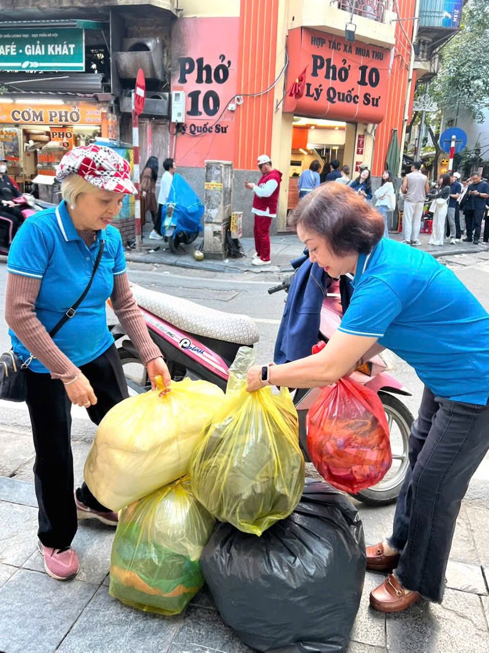 Hội LHPN phường Hoàn Kiếm chung tay chia sẻ khó khăn với đồng bào bị ảnh hưởng bởi mưa lũ - ảnh 1