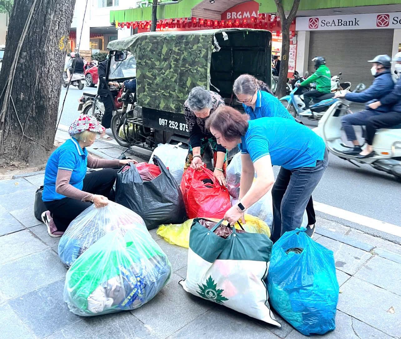 Hội LHPN phường Hoàn Kiếm chung tay chia sẻ khó khăn với đồng bào bị ảnh hưởng bởi mưa lũ - ảnh 2