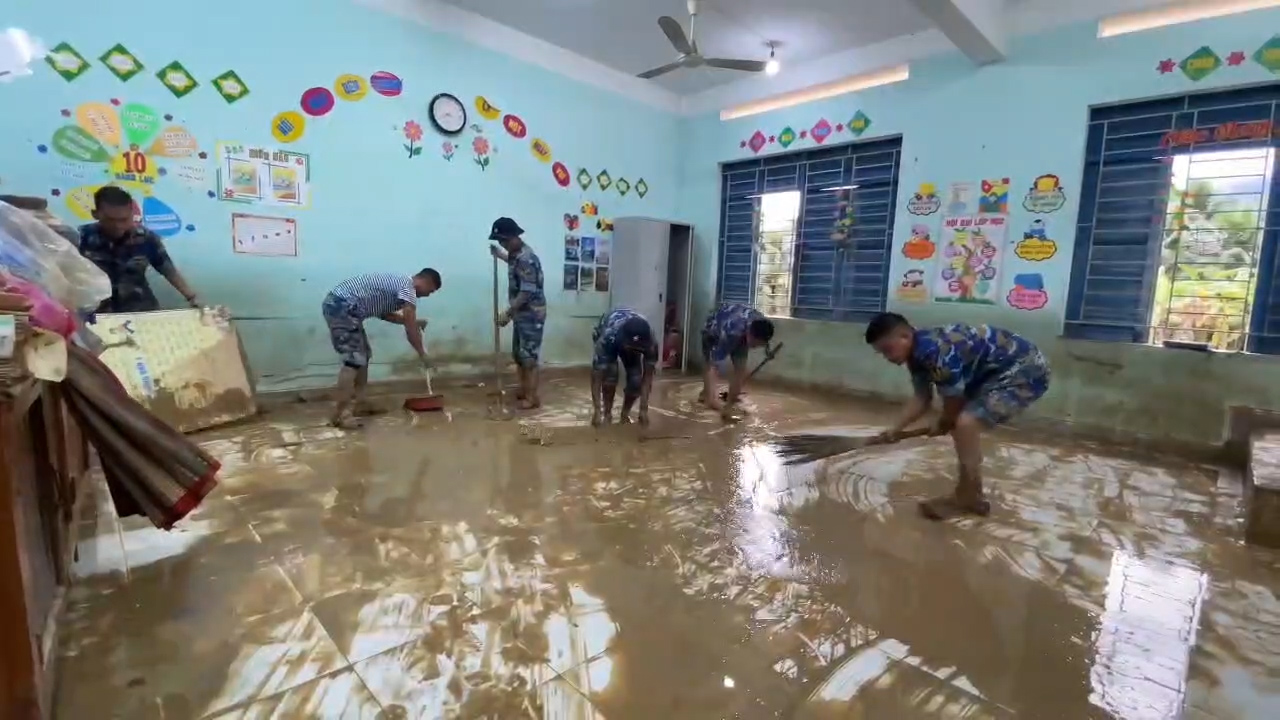 Lực lượng Hải quân tập trung hỗ trợ nhân dân Khánh Hòa, Đắk Lắk khắc phục hậu quả mưa lũ - ảnh 1