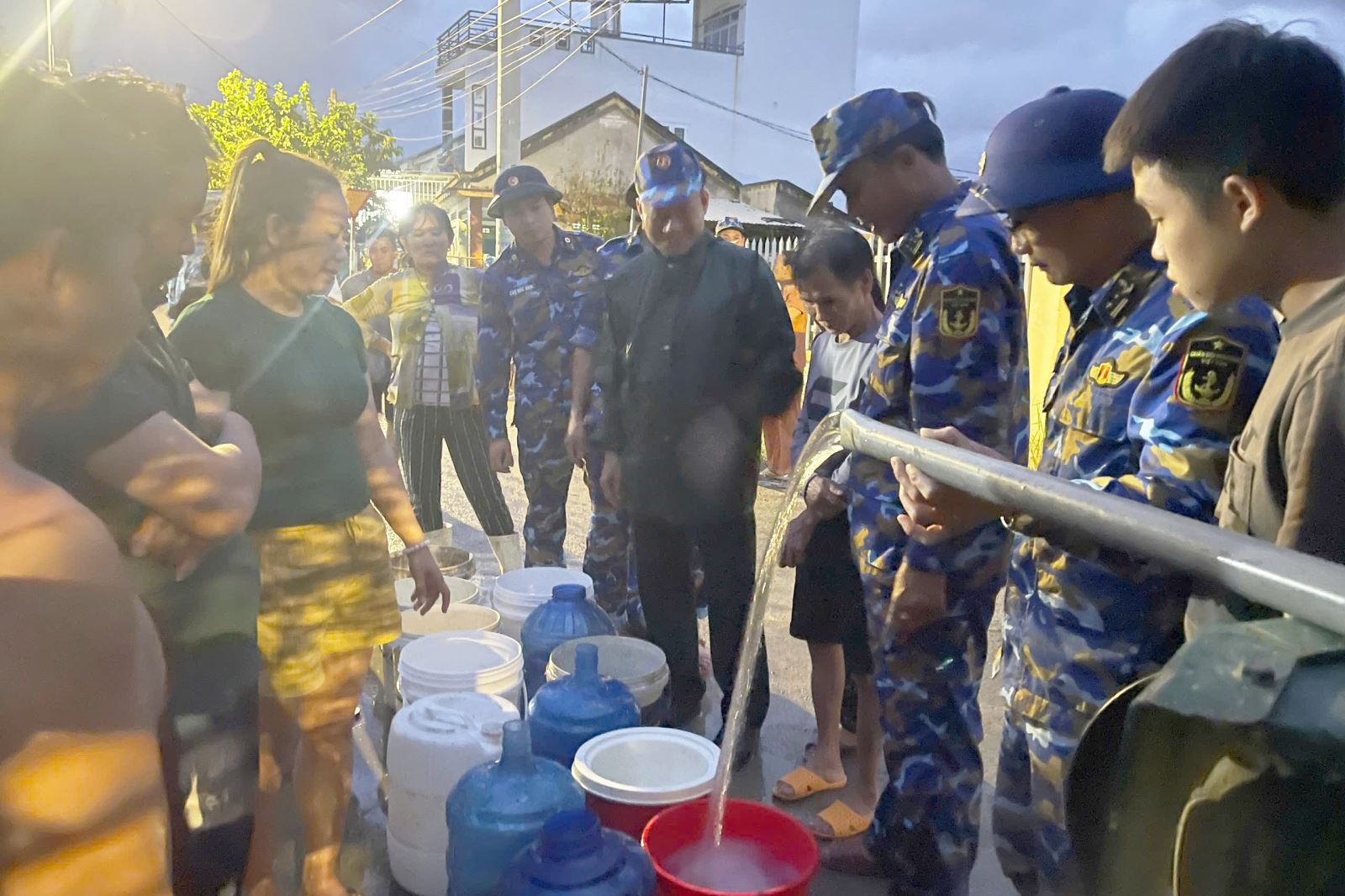 Lực lượng Hải quân tập trung hỗ trợ nhân dân Khánh Hòa, Đắk Lắk khắc phục hậu quả mưa lũ - ảnh 2