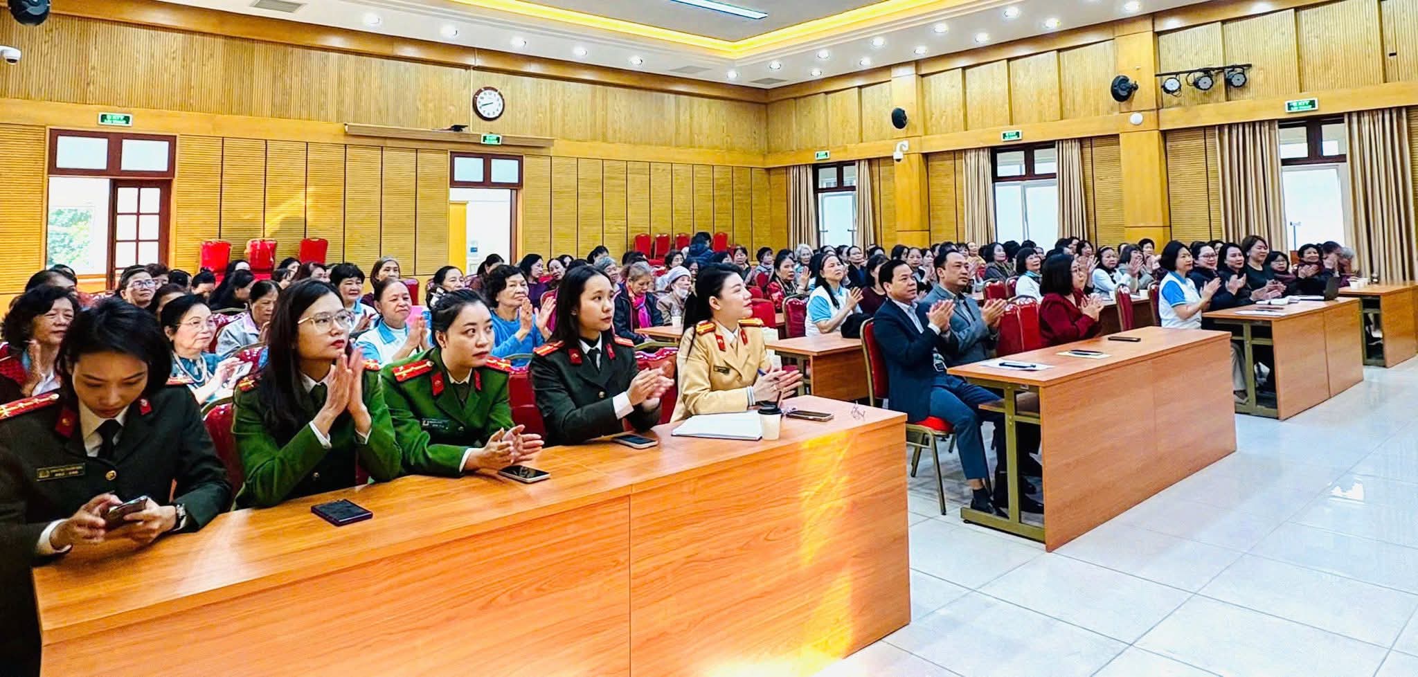 Hội LHPN phường Cửa Nam tập huấn nghiệp vụ công tác Hội cho 150 cán bộ phụ nữ - ảnh 1