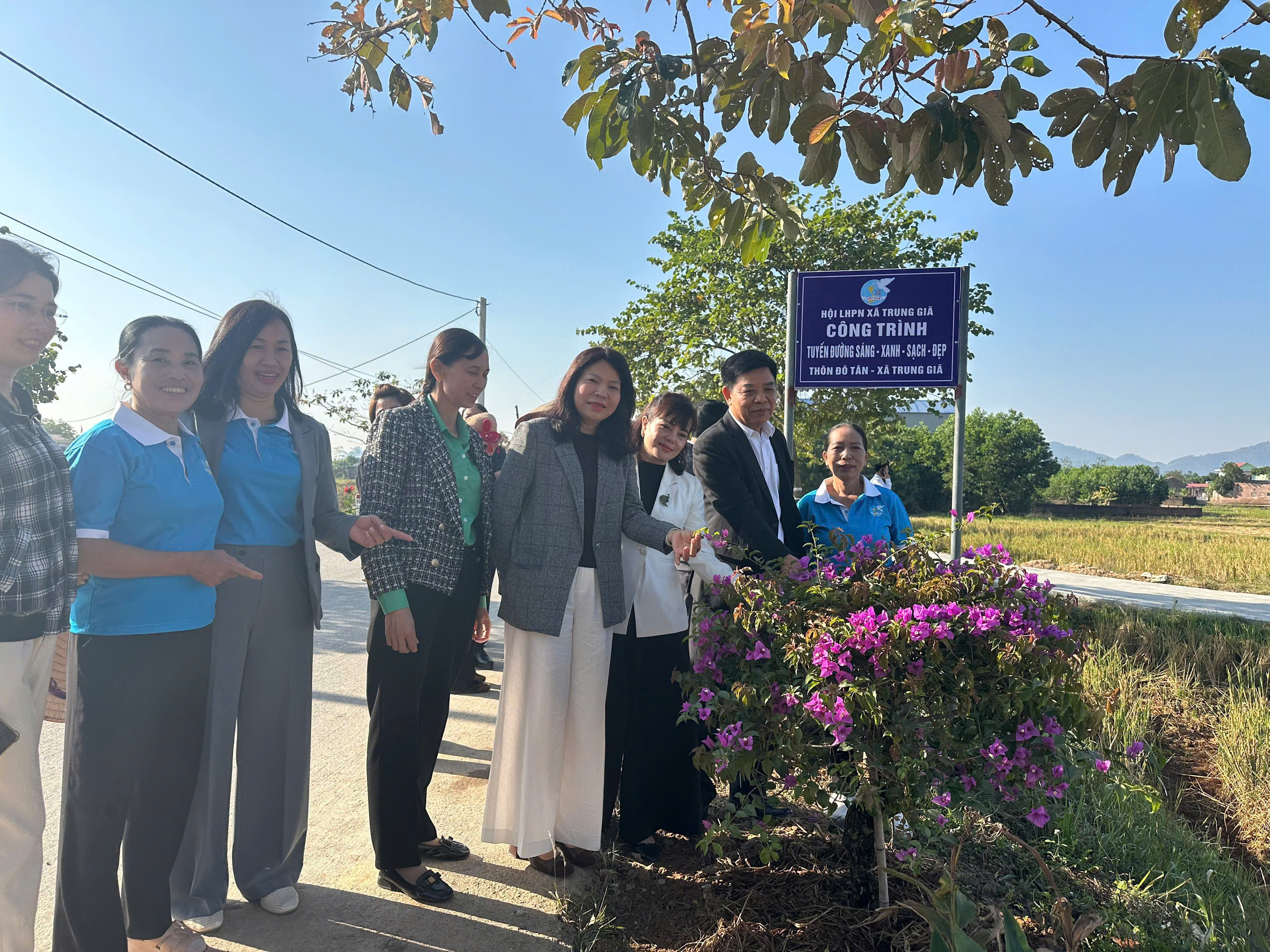 Hội LHPN xã Trung Giã gắn biển tuyến sáng, xanh, sạch đẹp chào mừng thành công Đại hội - ảnh 2
