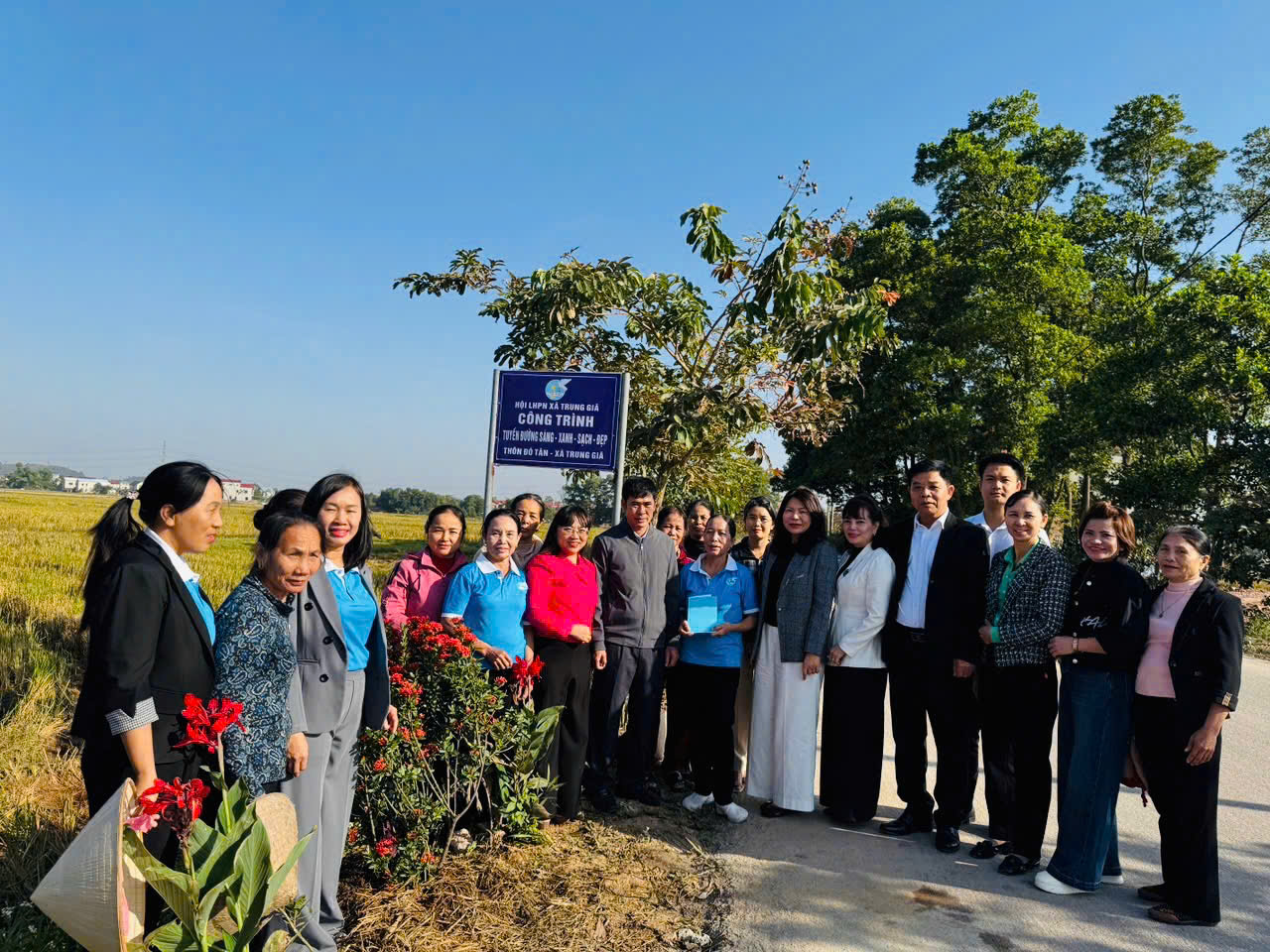 Hội LHPN xã Trung Giã gắn biển tuyến sáng, xanh, sạch đẹp chào mừng thành công Đại hội - ảnh 1