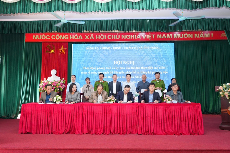 Xã Phù Đổng ký giao ước thi đua làm sạch dữ liệu giấy phép lái xe - ảnh 2