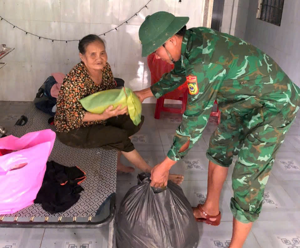 Những người lính biên phòng gác lại niềm riêng, đi về vùng tâm lũ giúp dân - ảnh 1