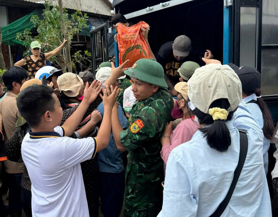 Những người lính biên phòng gác lại niềm riêng, đi về vùng tâm lũ giúp dân - ảnh 2