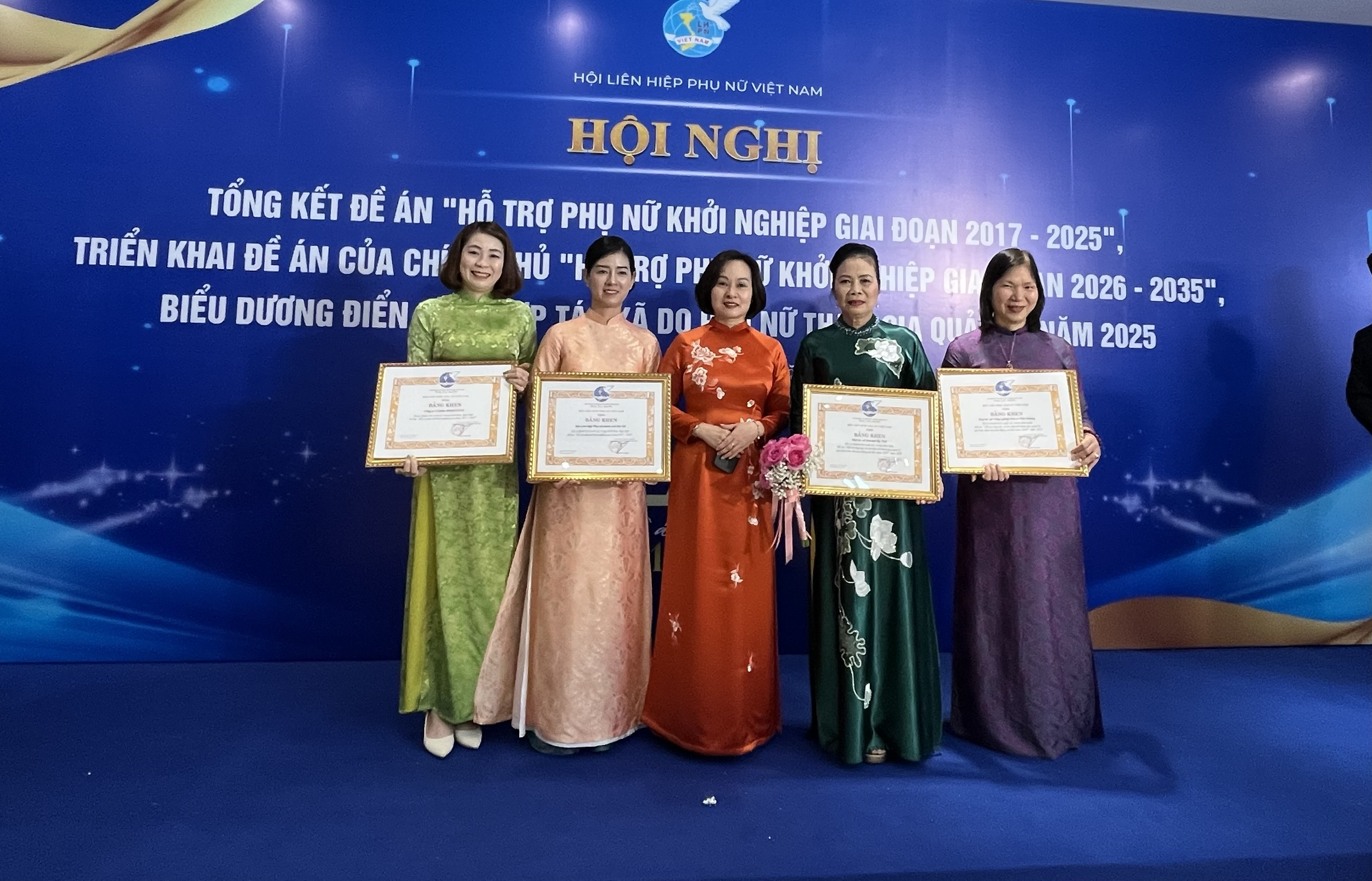 2 Hợp tác xã của Hà Nội nhận bằng khen trong thực hiện Đề án 01 - ảnh 4