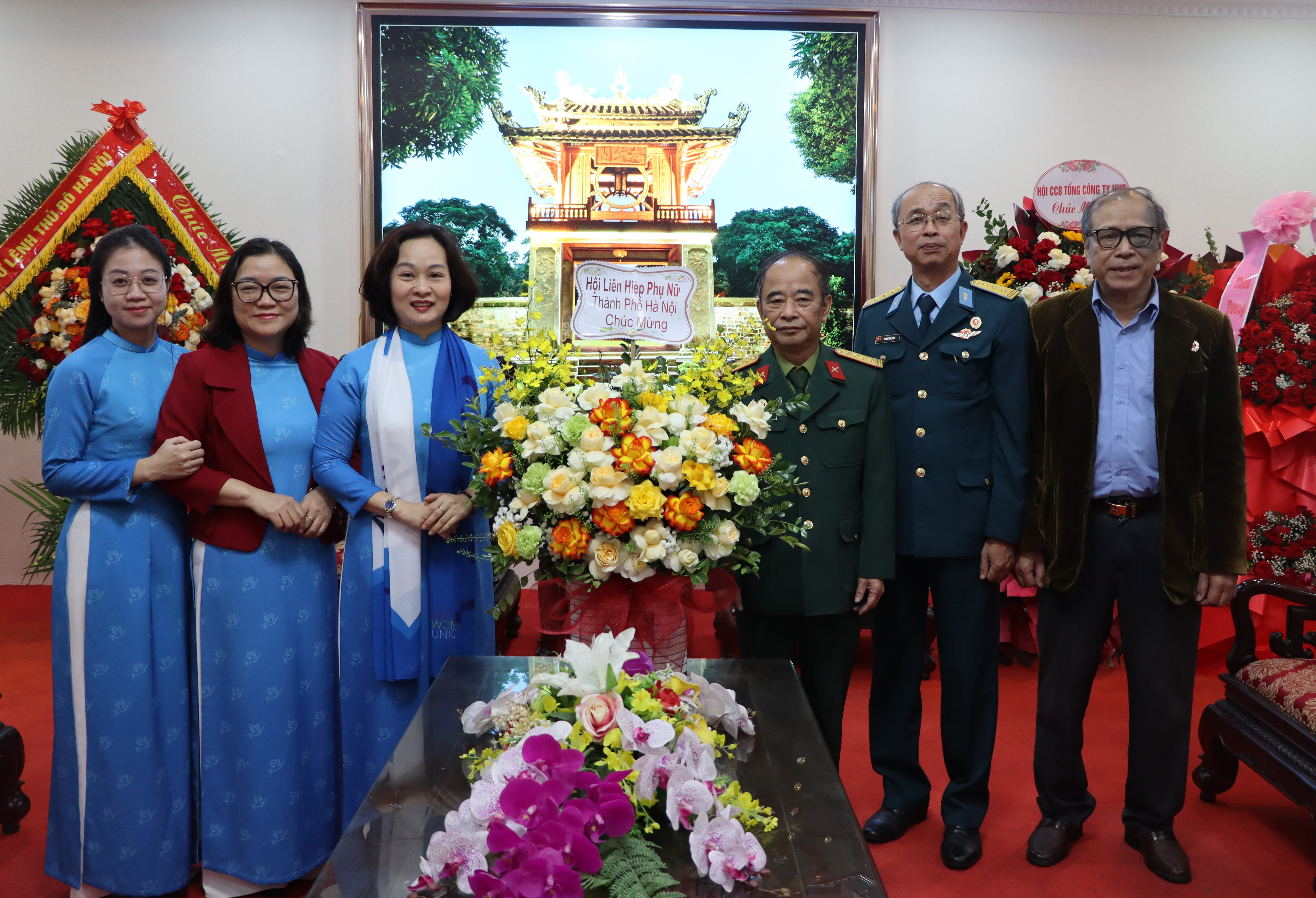 Hội LHPN Hà Nội thăm, chúc mừng Hội Cựu chiến binh thành phố nhân ngày truyền thống - ảnh 1