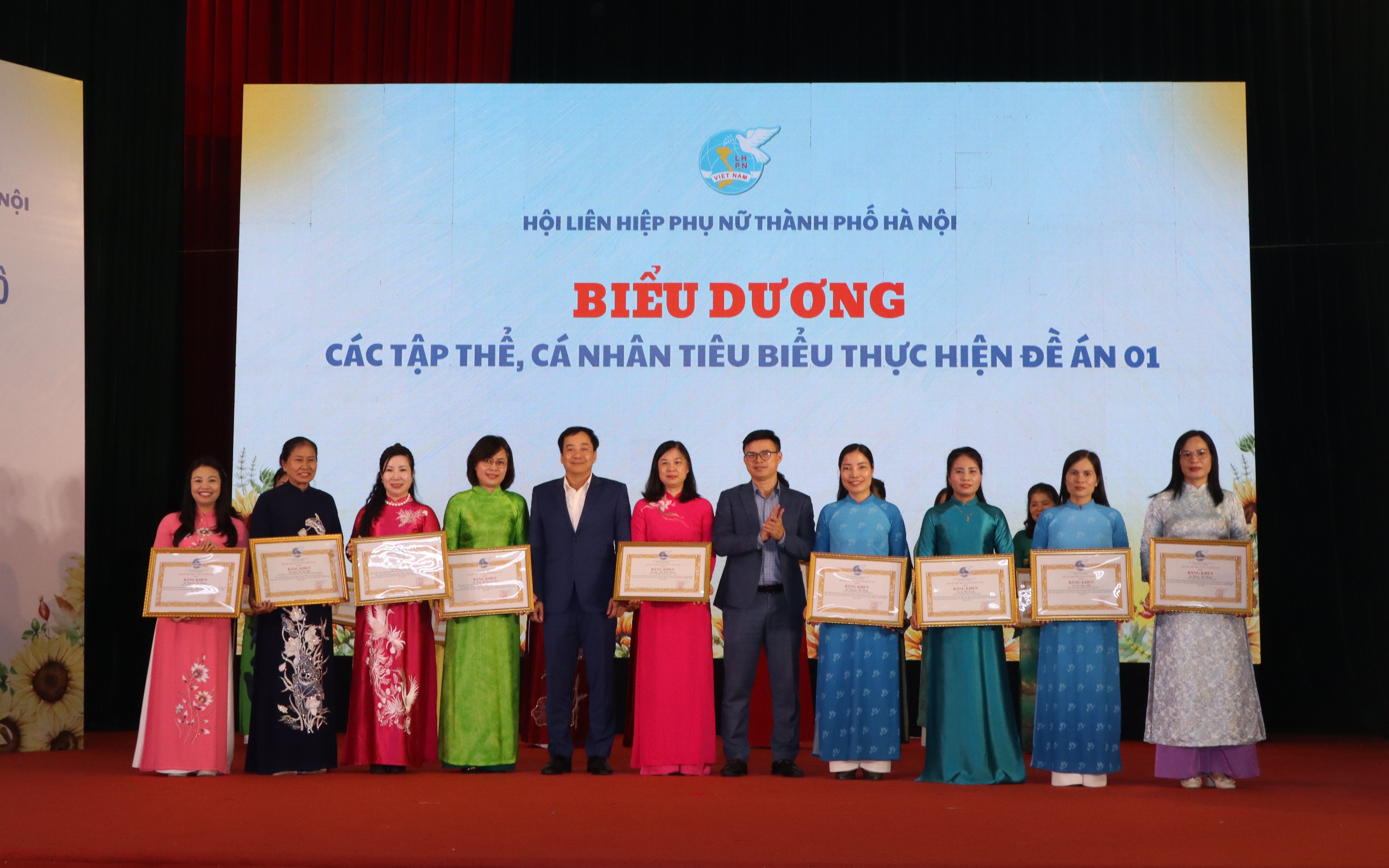 Phụ nữ Thủ đô tích cực xây dựng nông thôn mới, đô thị văn minh - ảnh 11