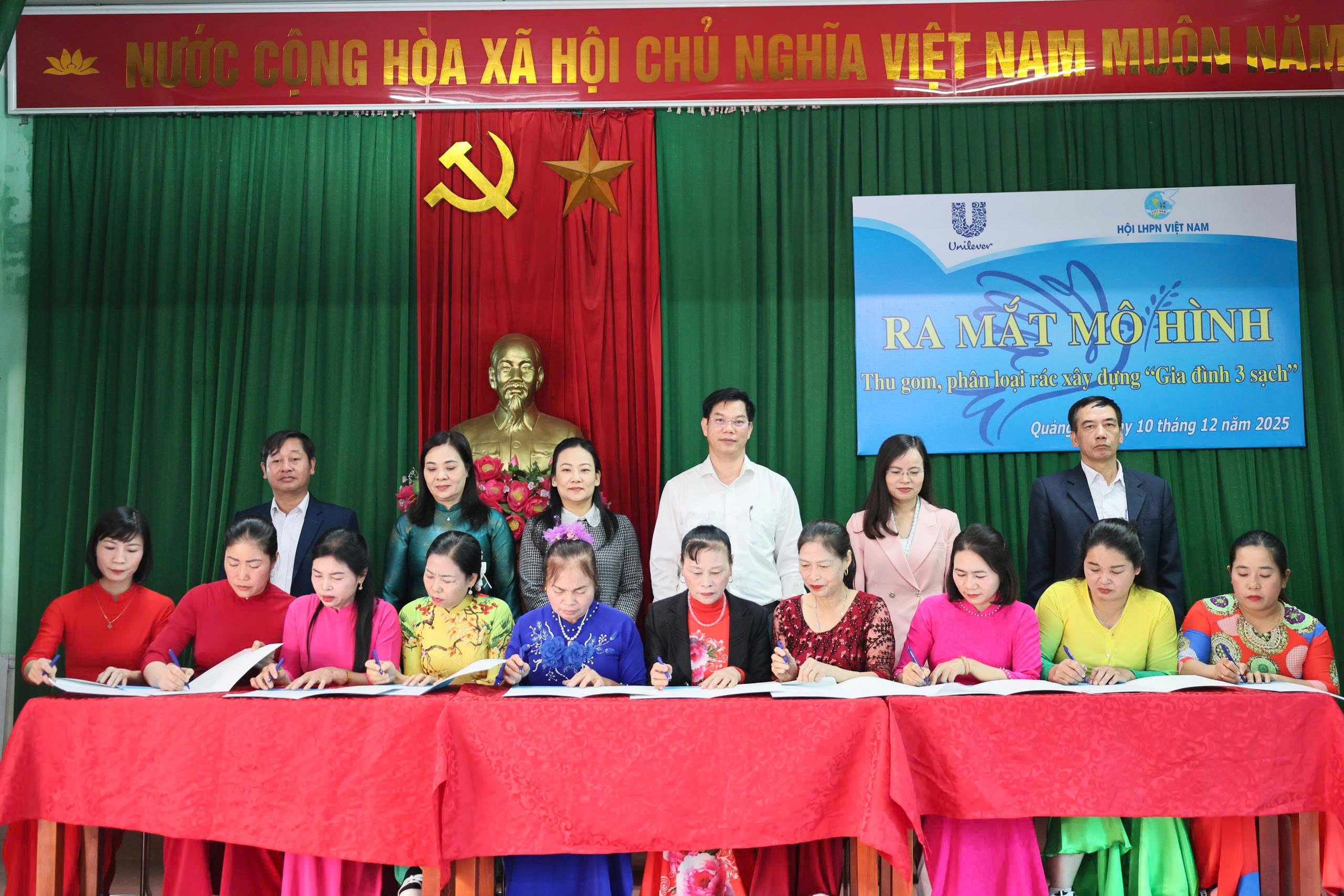 Ra mắt mô hình “Thu gom, phân loại rác xây dựng gia đình 3 sạch” tại xã Quảng Bị - ảnh 2