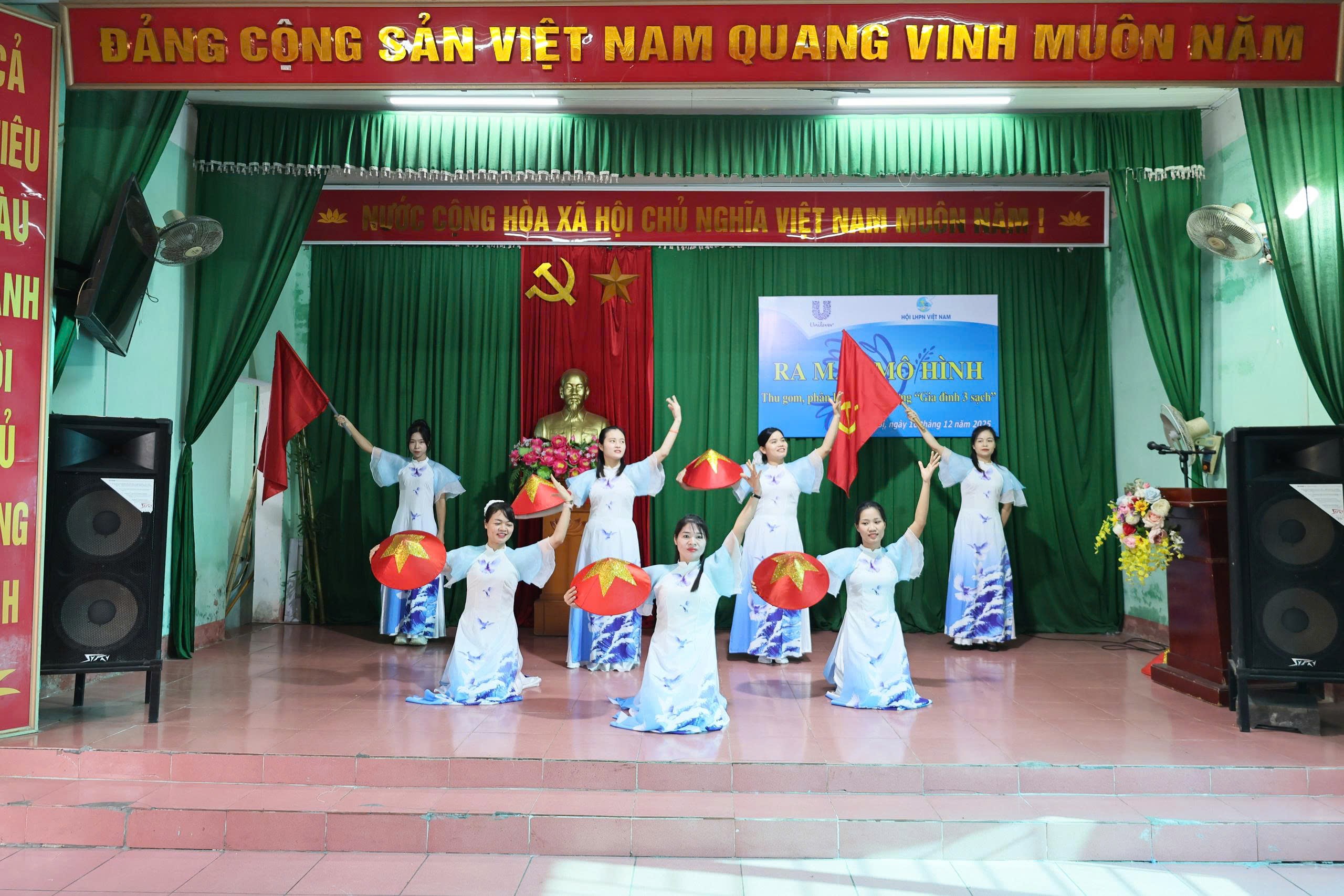 Ra mắt mô hình “Thu gom, phân loại rác xây dựng gia đình 3 sạch” tại xã Quảng Bị - ảnh 5