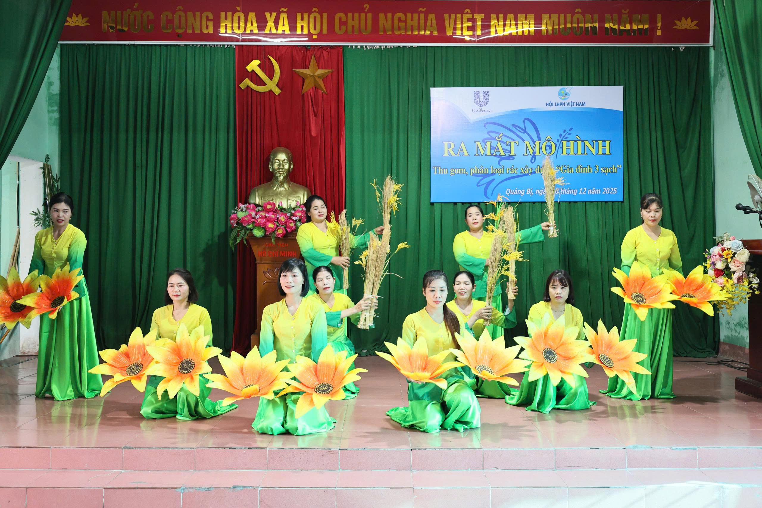 Ra mắt mô hình “Thu gom, phân loại rác xây dựng gia đình 3 sạch” tại xã Quảng Bị - ảnh 7