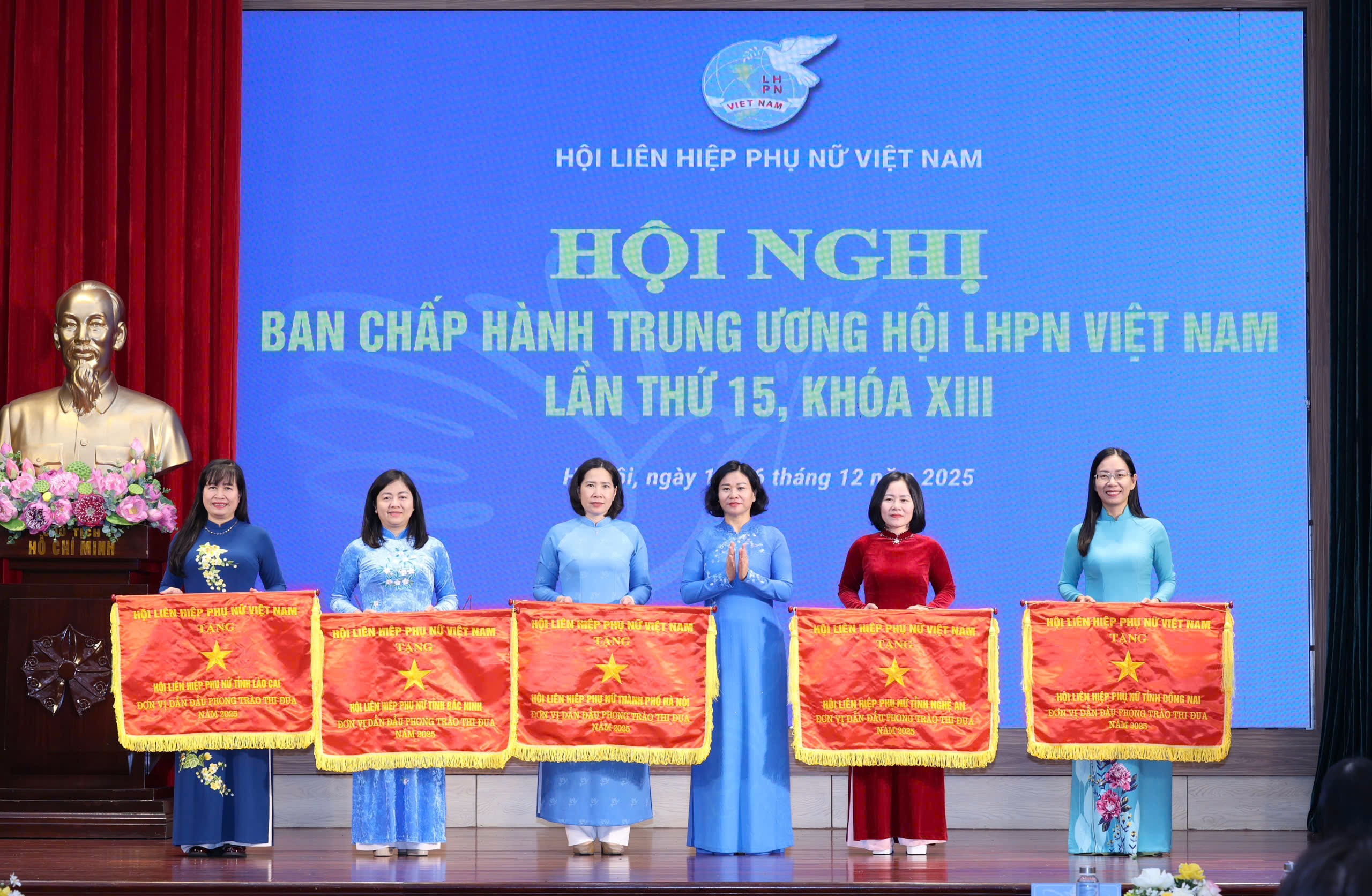 Hội LHPN Hà Nội vinh dự nhận Cờ thi đua “Đơn vị dẫn đầu” năm 2025 - ảnh 1
