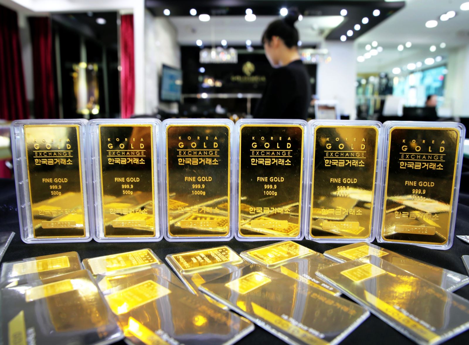 Giá vàng áp sát ngưỡng 4.500 USD/ounce, giá bạc phá mốc 70 USD/ounce - ảnh 1