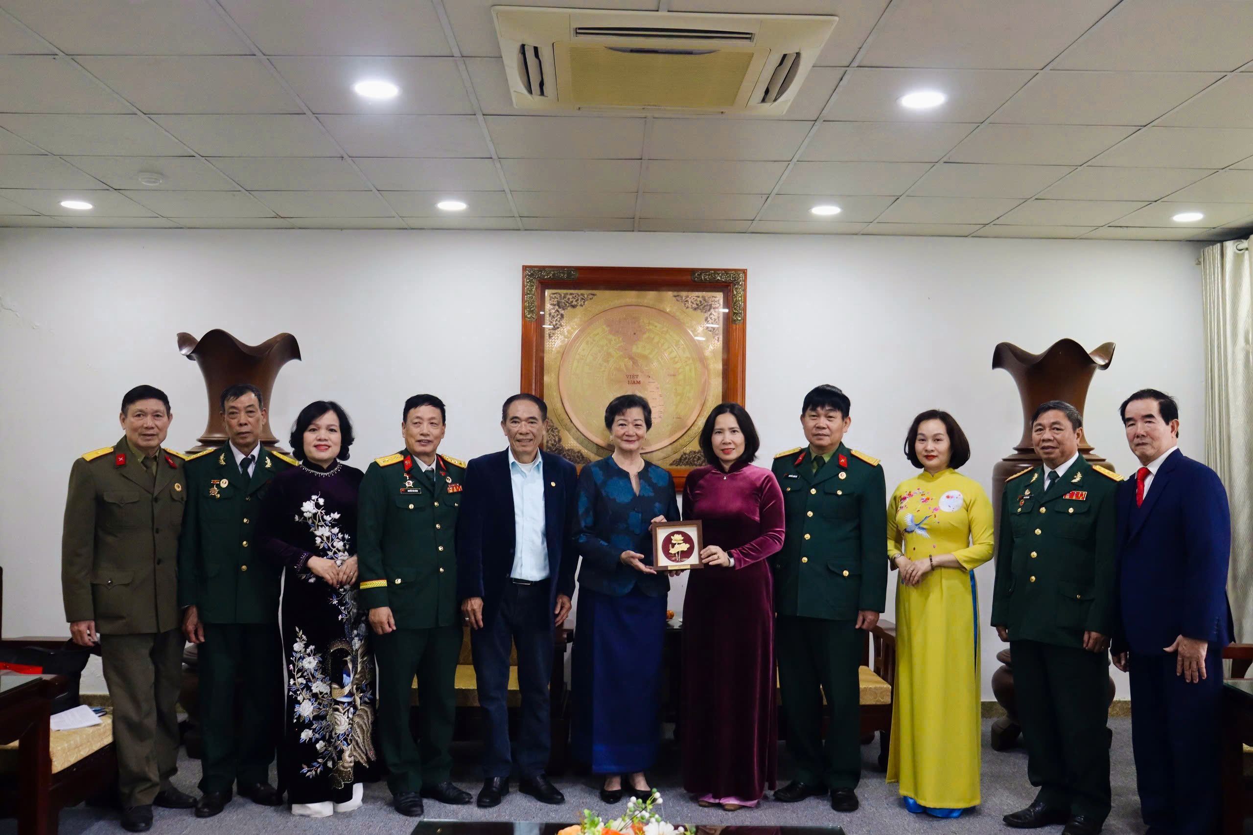 Đại sứ Campuchia tại Việt Nam đến chào xã giao Hội LHPN Hà Nội nhân kết thúc nhiệm kỳ công tác - ảnh 3