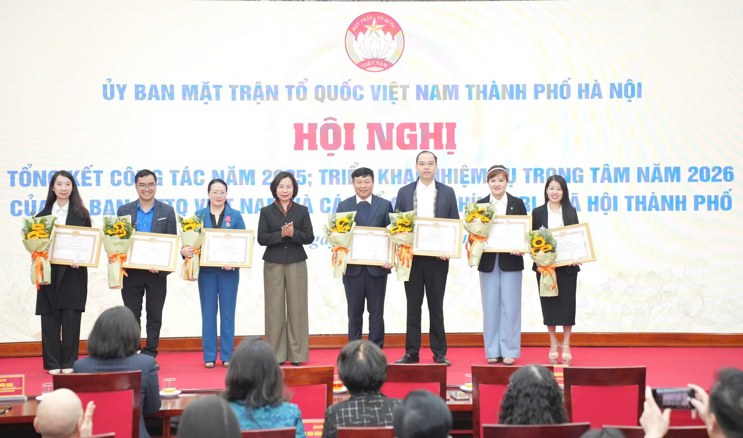 Trao Huân chương Lao động hạng Nhì, hạng Ba và Bằng khen của Thủ tướng Chính phủ cho các cá nhân có thành tích xuất sắc - ảnh 4