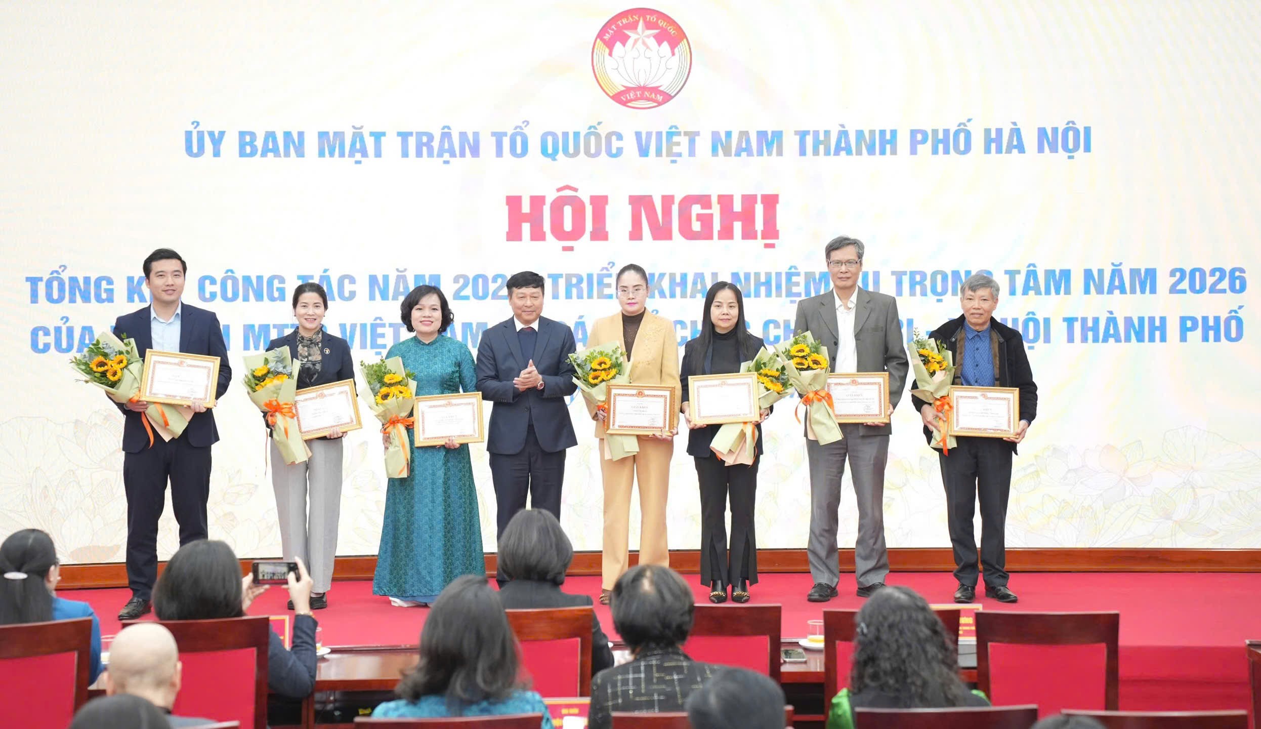 Trao Huân chương Lao động hạng Nhì, hạng Ba và Bằng khen của Thủ tướng Chính phủ cho các cá nhân có thành tích xuất sắc - ảnh 7