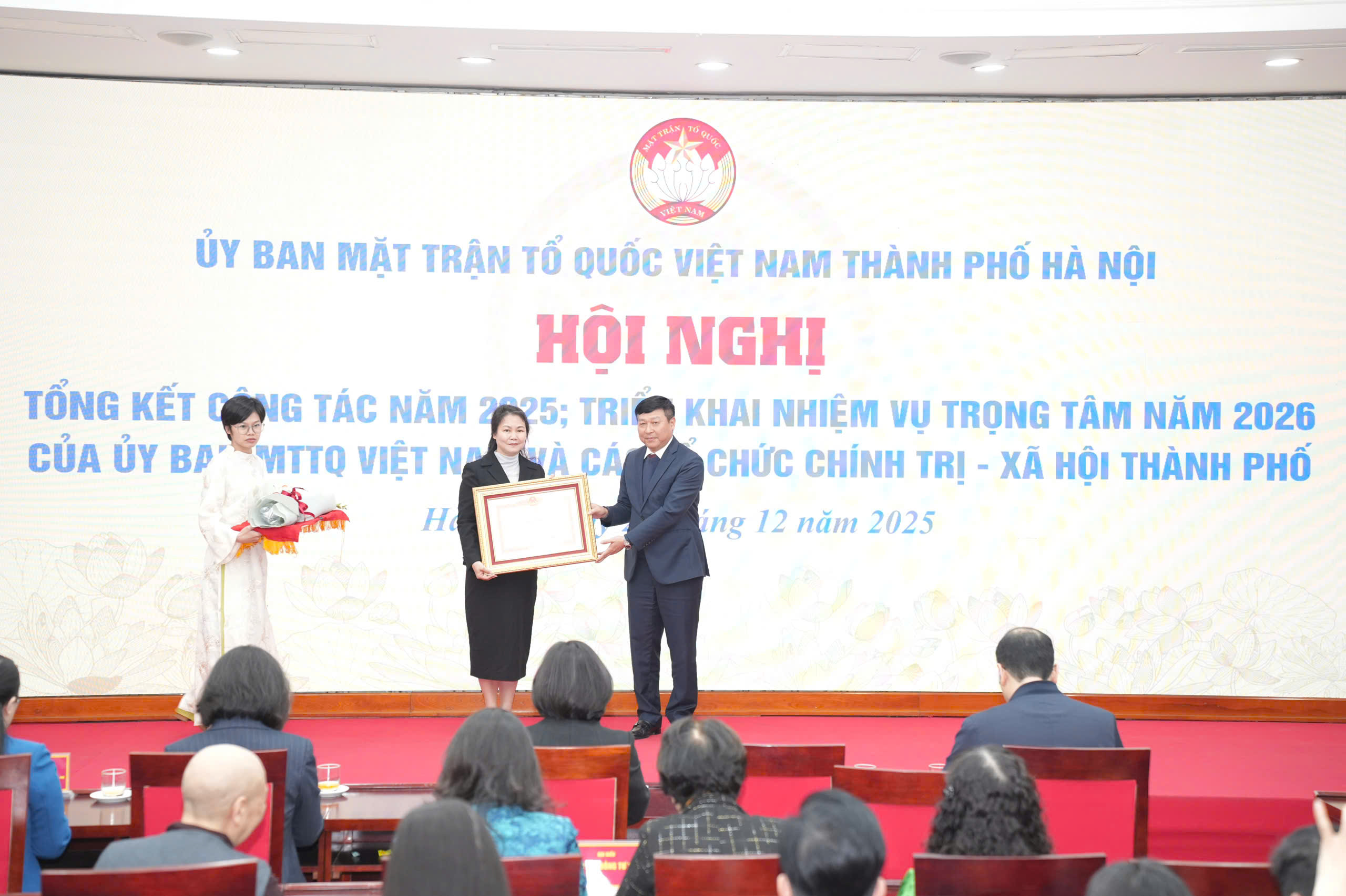 Trao Huân chương Lao động hạng Nhì, hạng Ba và Bằng khen của Thủ tướng Chính phủ cho các cá nhân có thành tích xuất sắc - ảnh 3